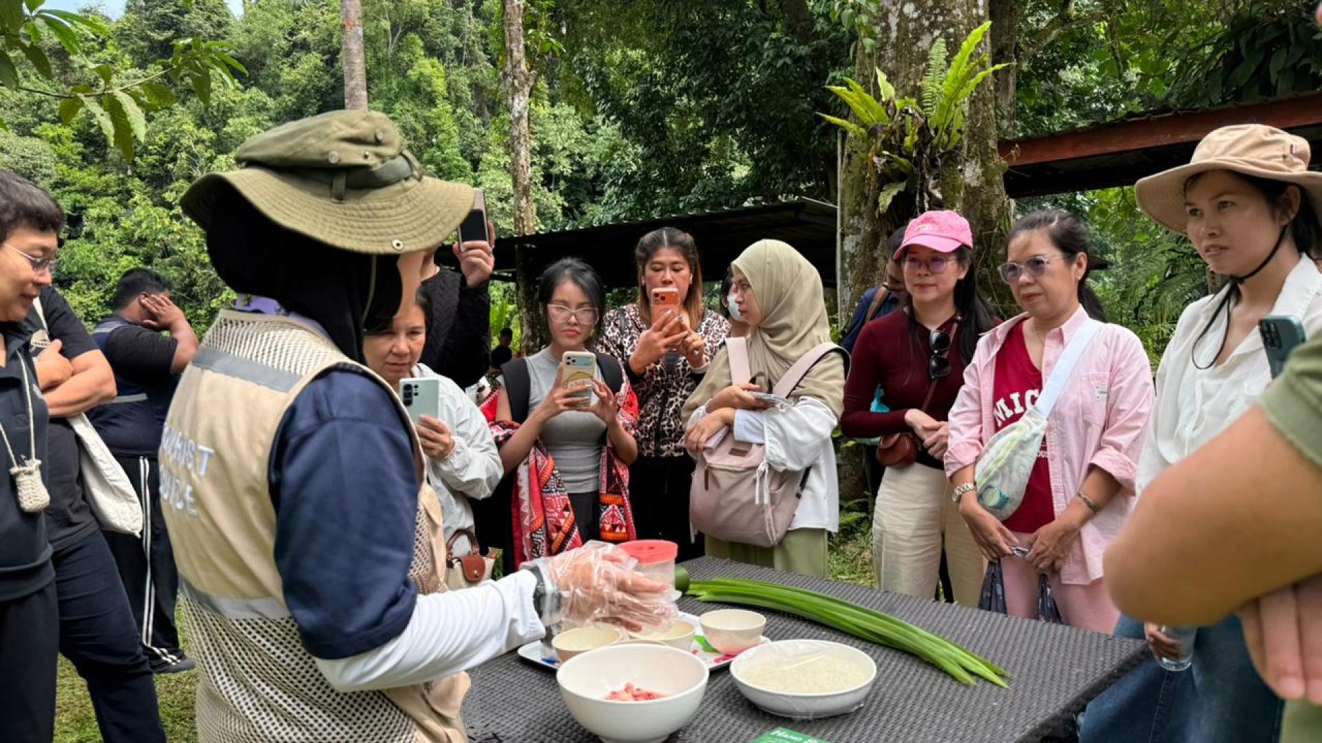 考察团参观汶莱传统美食制作
