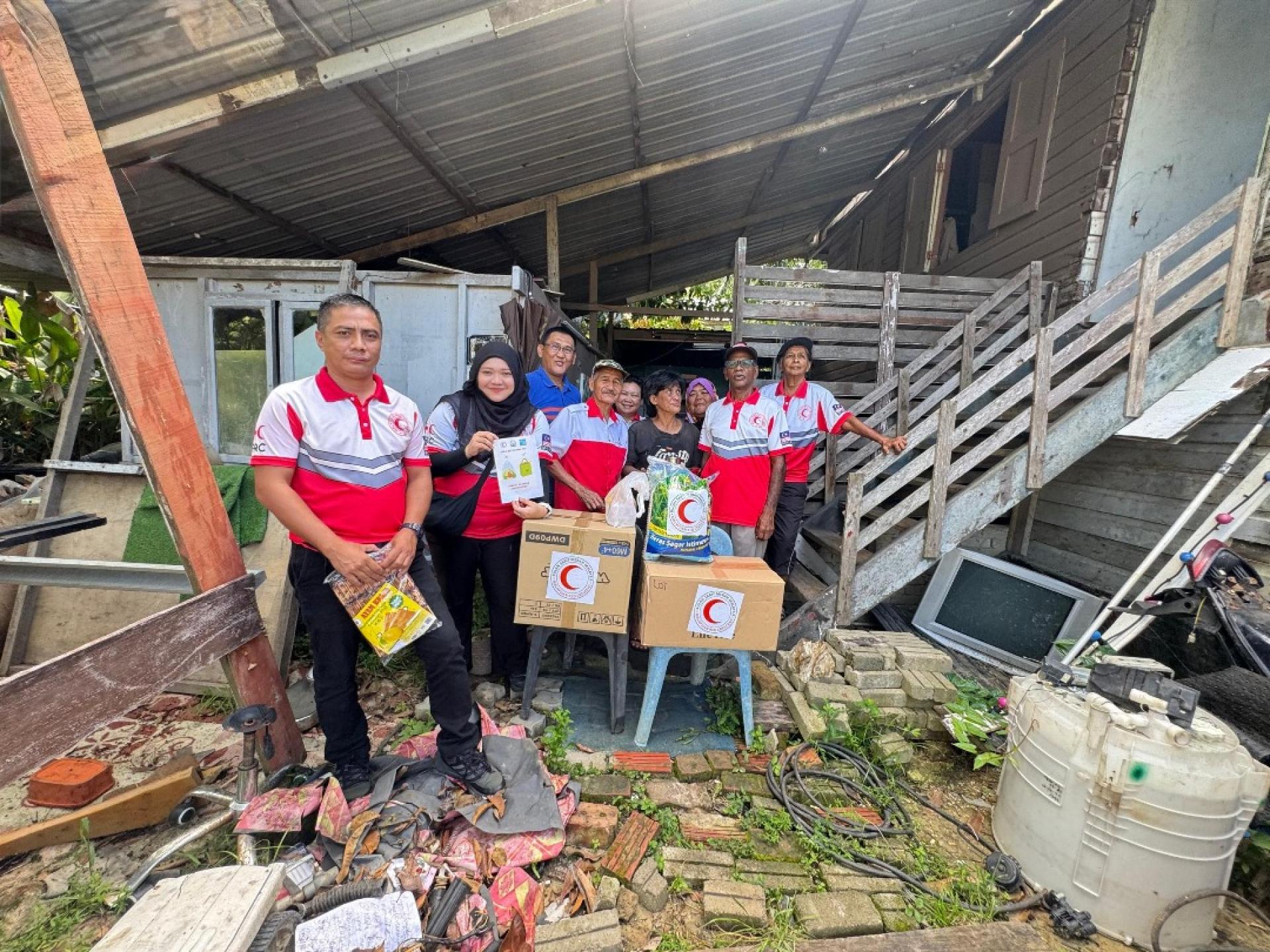 马来西亚红新月会美里分会属下社区关怀与保护小组前往甘榜勒冷武吉，展开一项温馨的慈善探访活动，为当地居民送上关怀与协助。