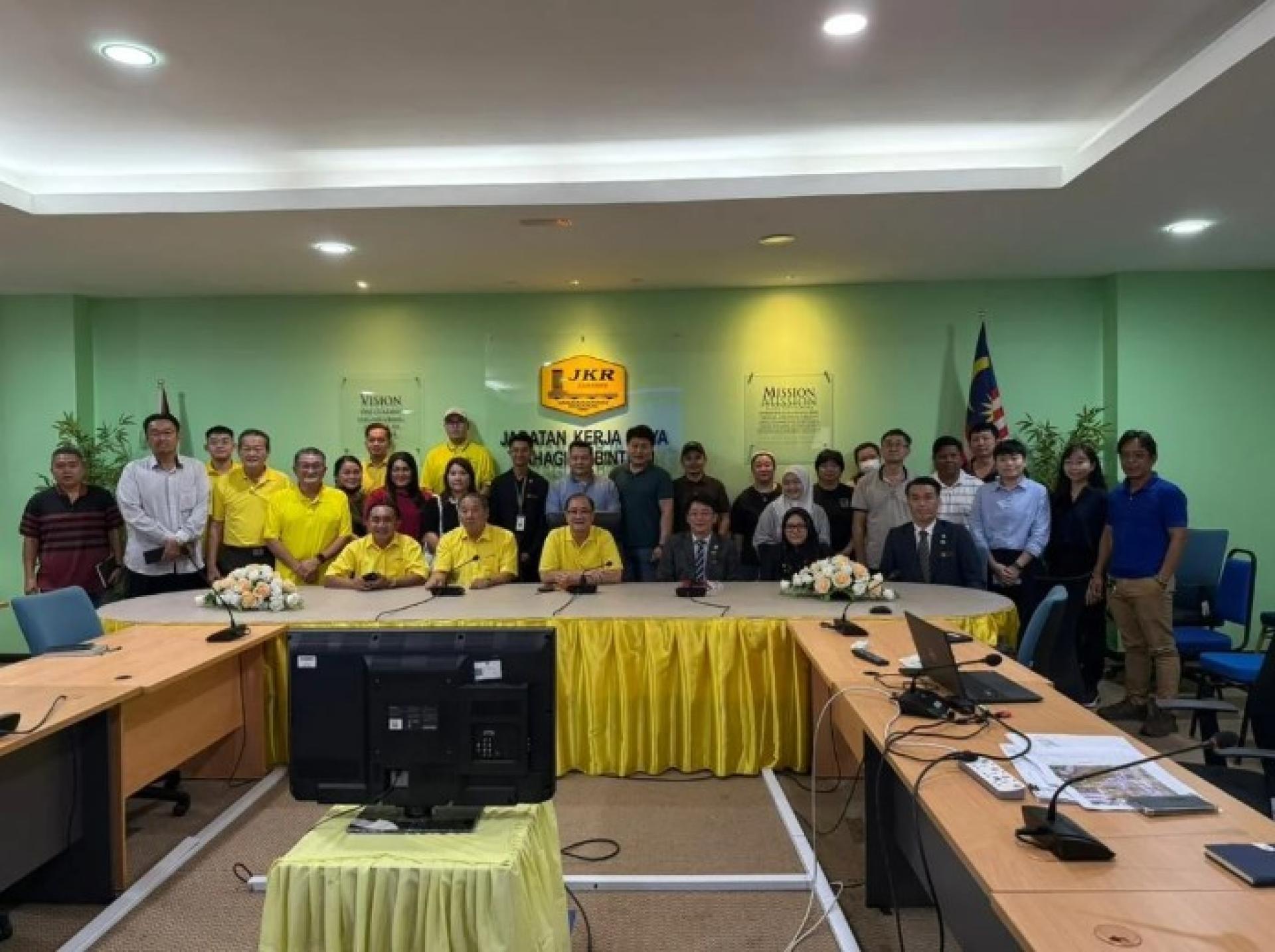 潘隆铭与民都鲁公共工程局、交通管理团队、项目顾问、承包商及商铺业主在Medan Jaya天桥建设项目座谈会合影。