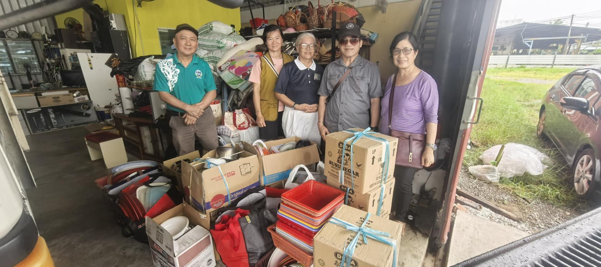 美里慈濟環保志工，在卑爾騷環保站移交鍋具給弄羅央長屋災民代表麥哥沙邦（右2）。