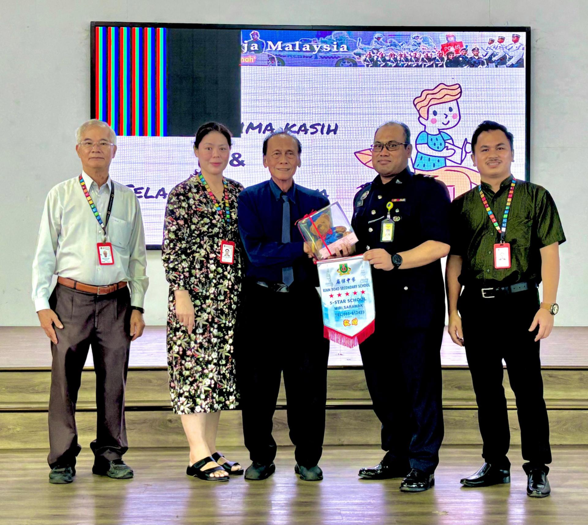 副首席执行员刘世聪（中）颁发纪念品于美里警察总部肃毒组查案官穆罕默德诺尔哈菲祖丁（右2）。左起为副校长陈开慈、校长江佩娟及右1为副校长康亚雄。