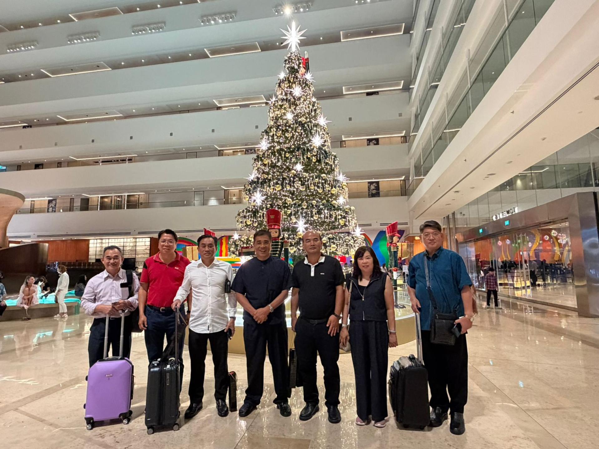 汶莱福州十邑同乡会代表团抵达新加坡金沙国际酒店合影。左起为秘书长刘坤彰、文教主任林彬礼、执行会务顾问拿督张永平、会长刘世泉博士、副会长黄能禄伉俪、会员暨摄影黄至平