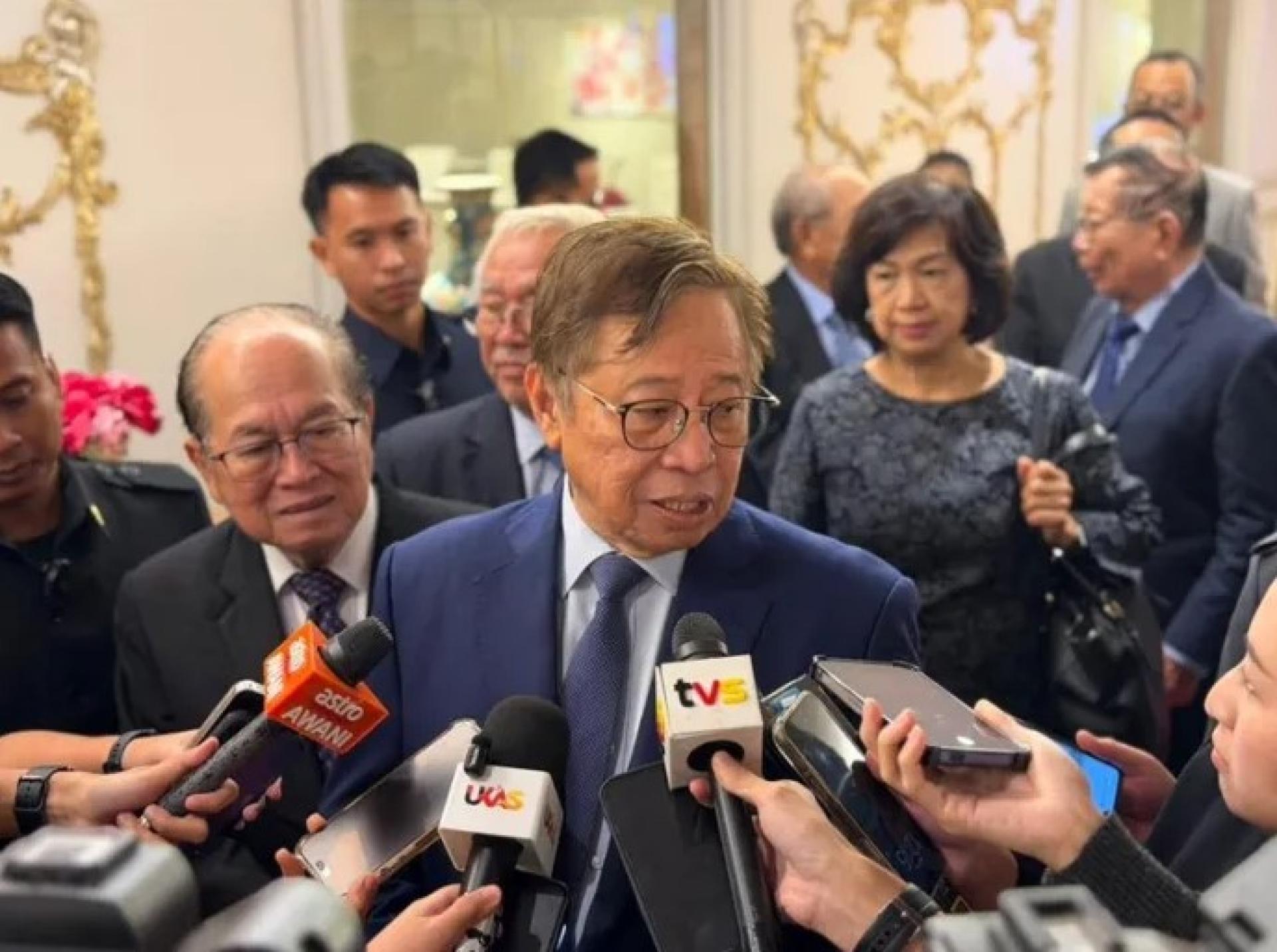 阿邦佐哈里于2025年11月17日在古晋某酒店主持砂发展银行诚信日活动后受访。