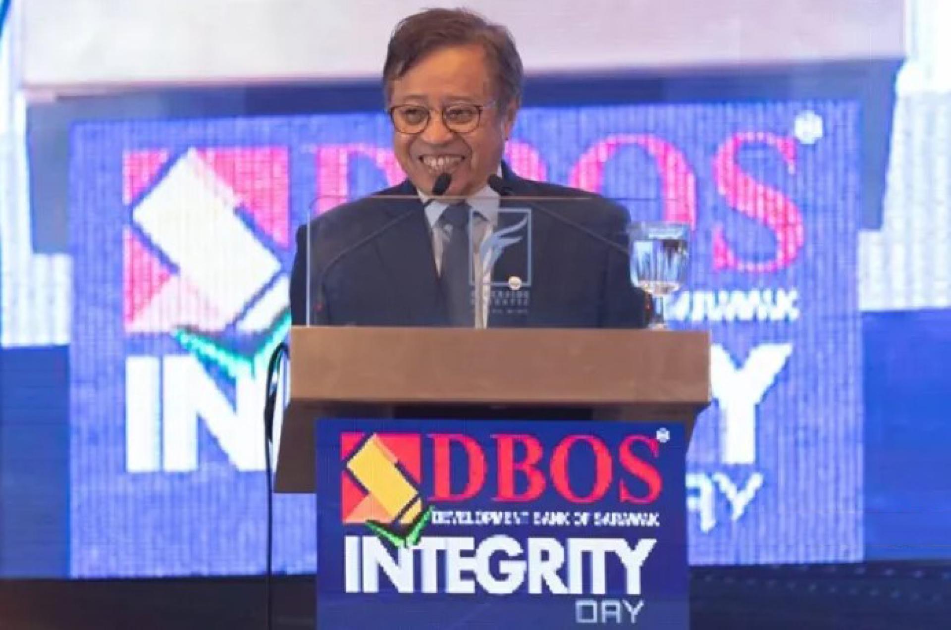 阿邦佐哈里于2025年11月17日在古晋一间酒店的砂发展银行诚信日上发表讲话。