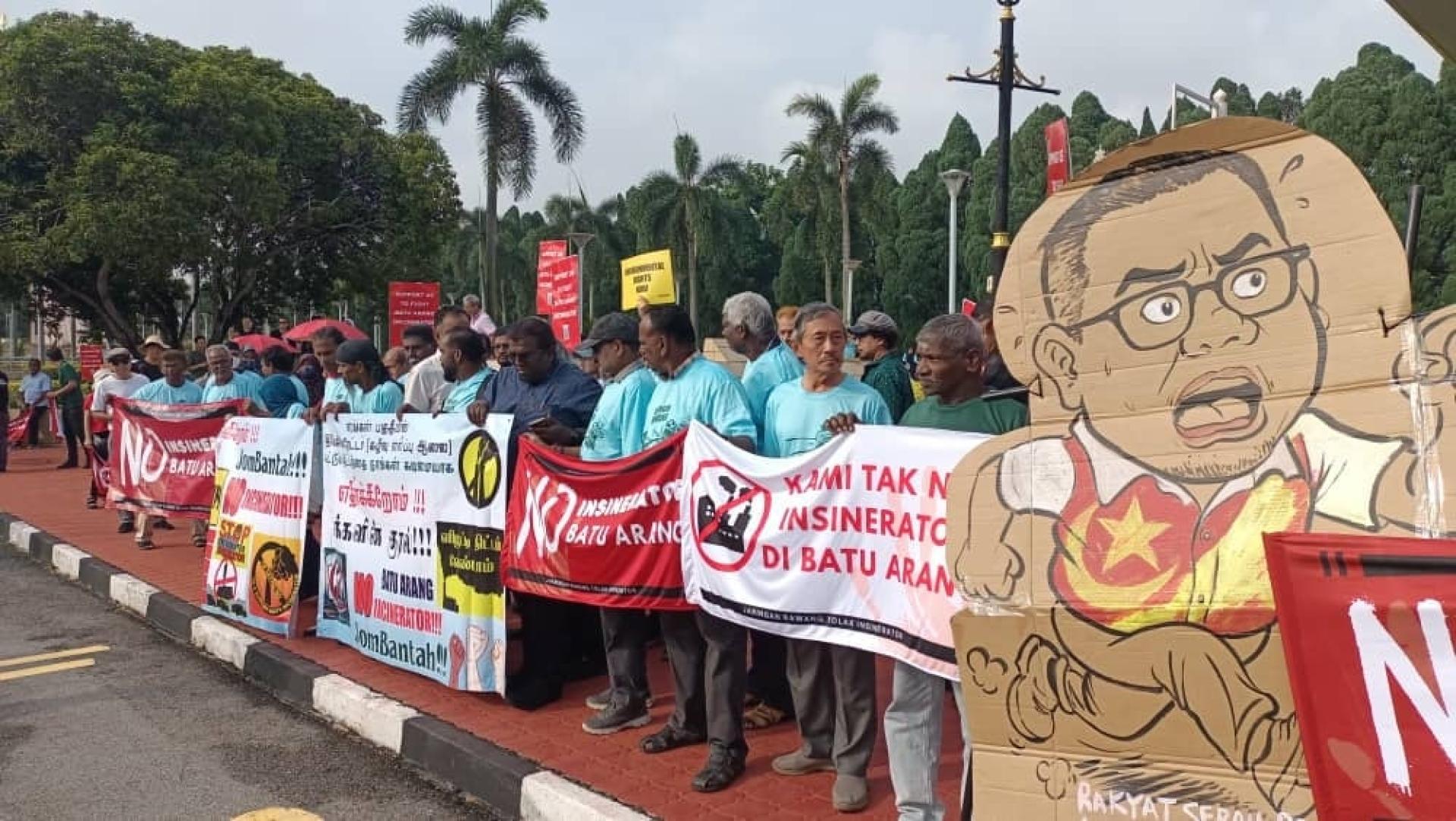 和平集会出现大臣的肖像，集会者要求大臣与他们会面。