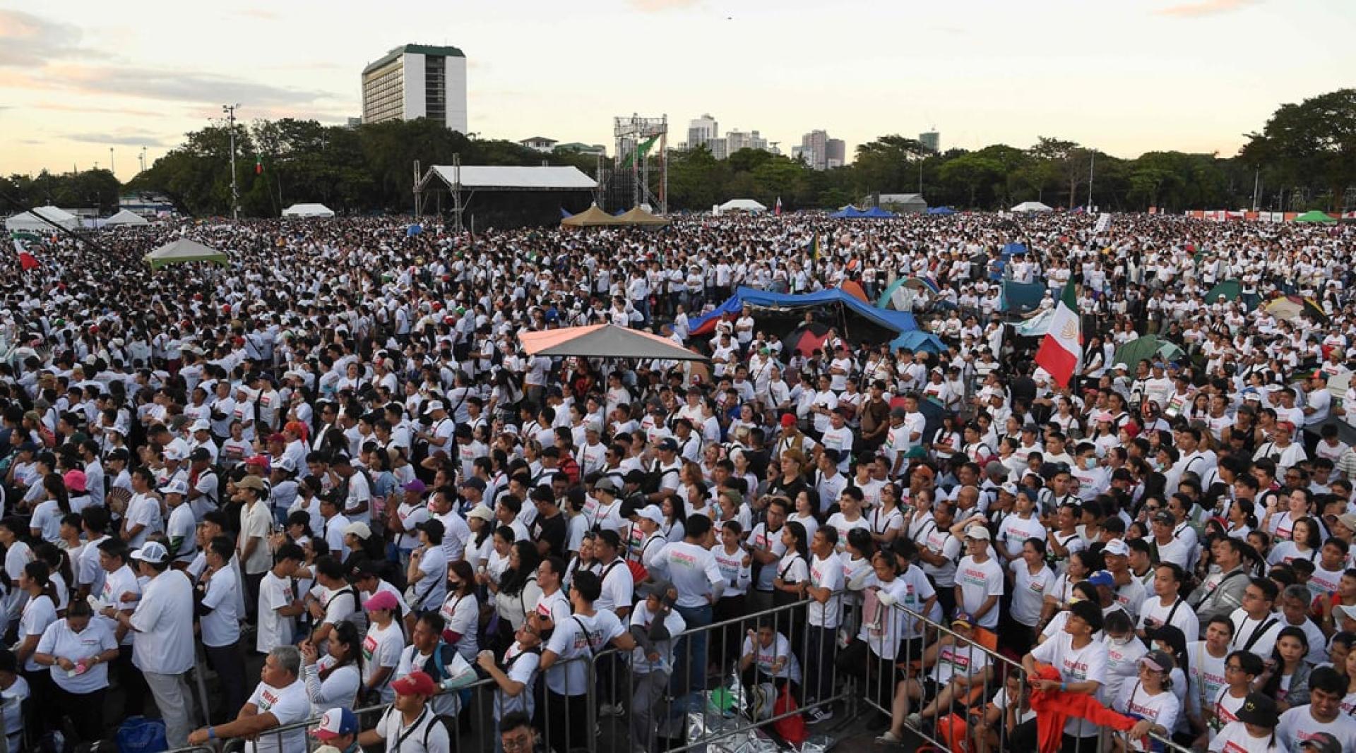 数十万民众聚集黎刹公园。