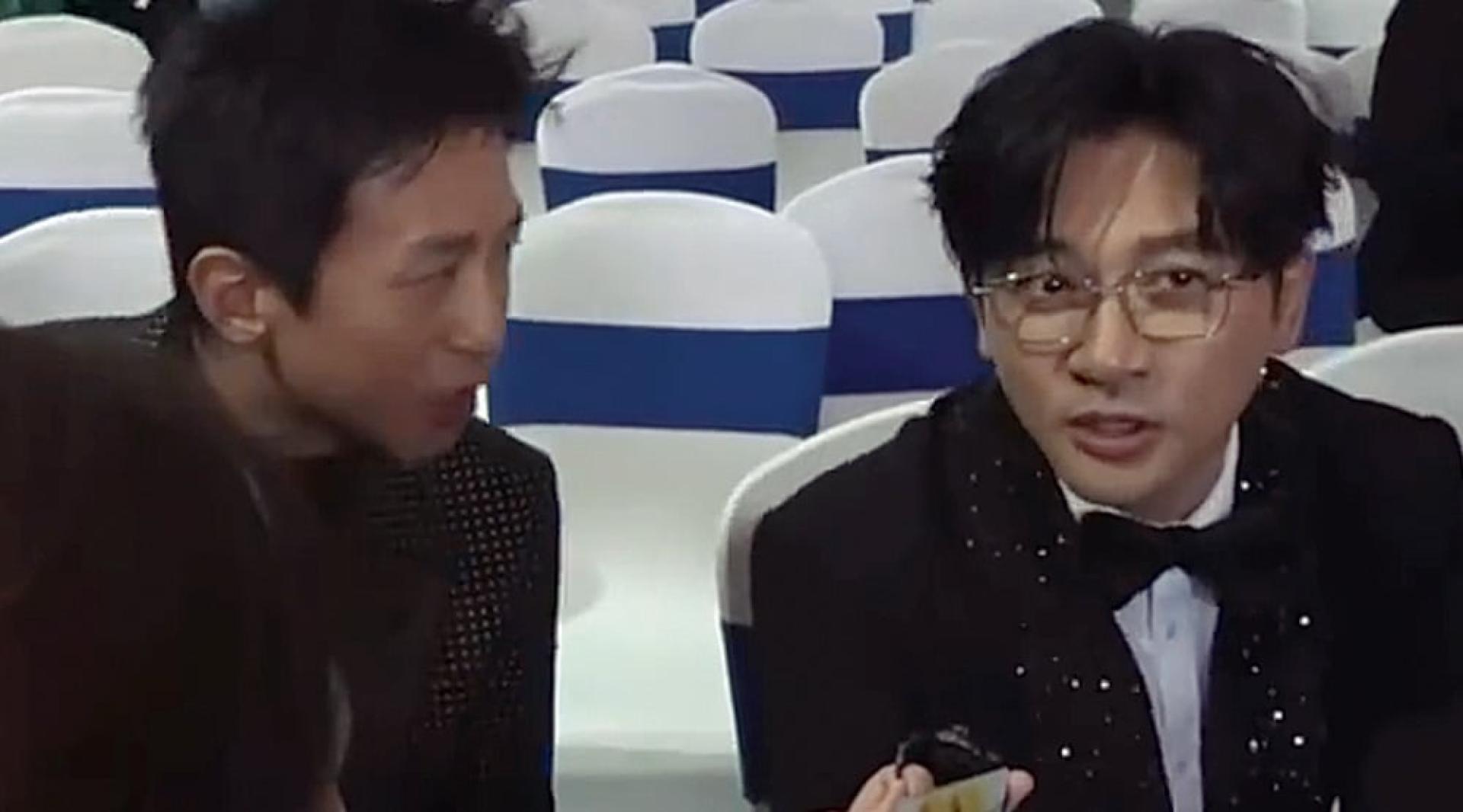 苏有朋（右）与邓超在金鸡奖典礼上的趣味互动引发热议。