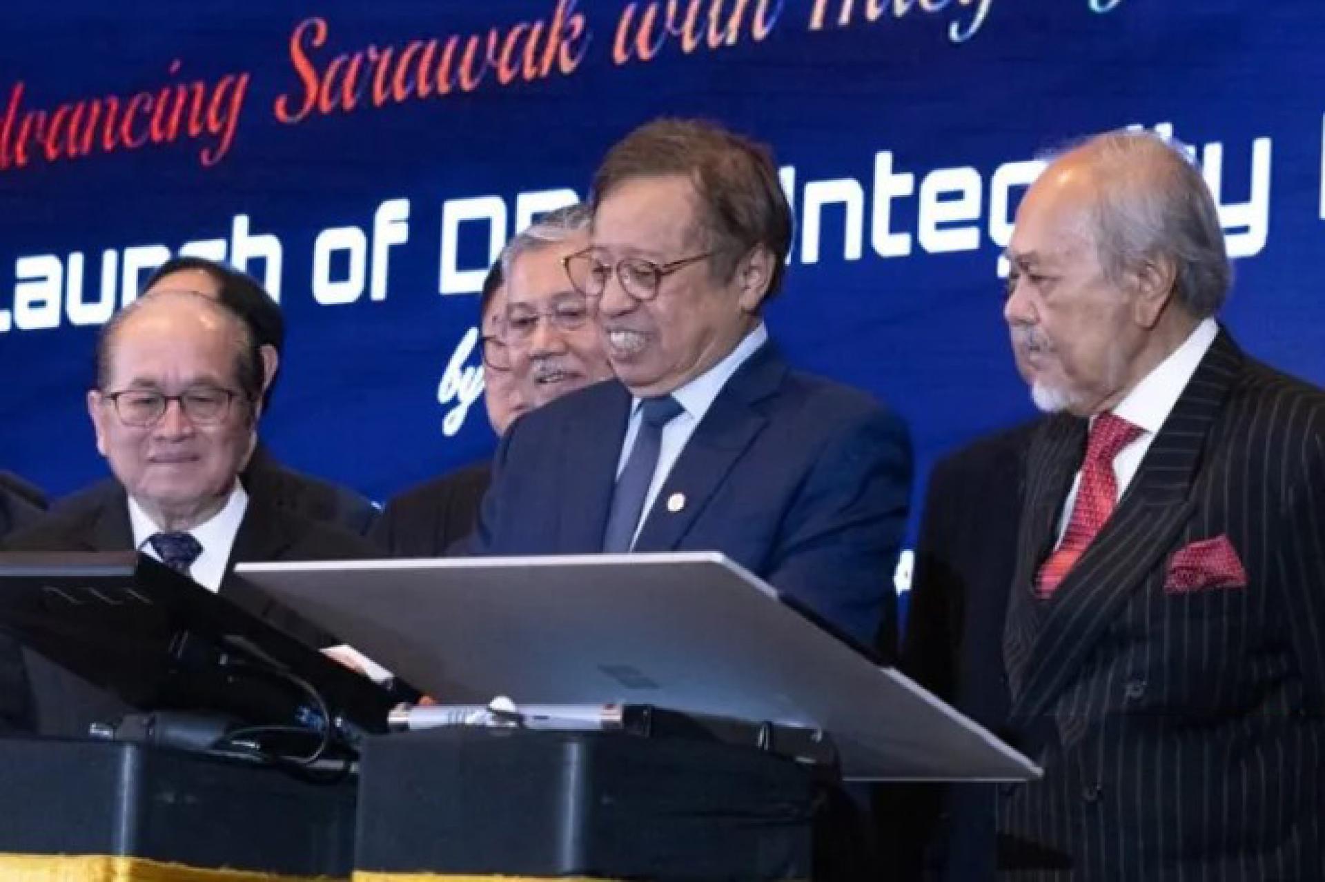 阿邦佐哈里（中）偕同砂副总理拿督阿玛道格拉斯（左）、砂立法议会议长丹斯里拿督阿玛莫哈末阿斯菲亚（右）及多位嘉宾，于2025年11月17日在古晋一间酒店举行的砂发展银行诚信日亮相。