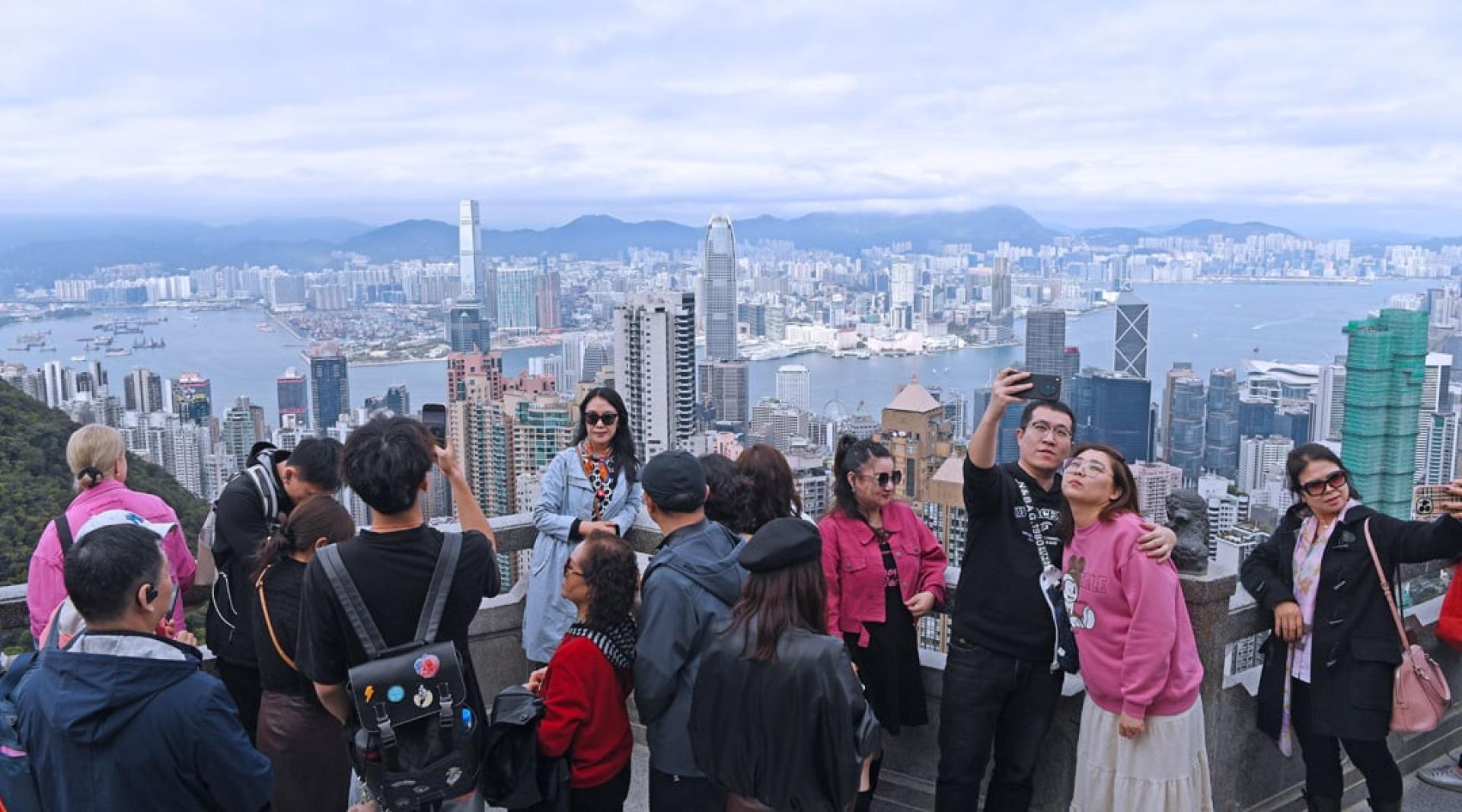 累计今年1至10月，访港旅客人次有4100万，较去年同期增加12%。（图：新华社）