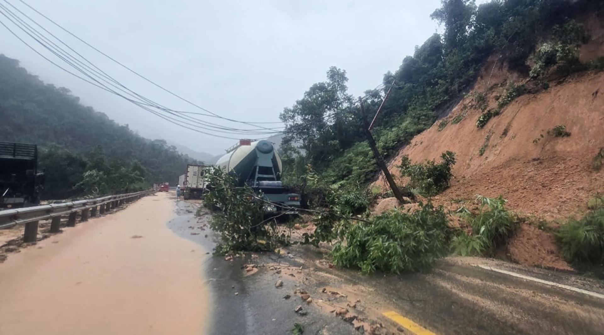 客车被落石击中并遭泥石掩盖，造成至5人死亡，18人受伤。