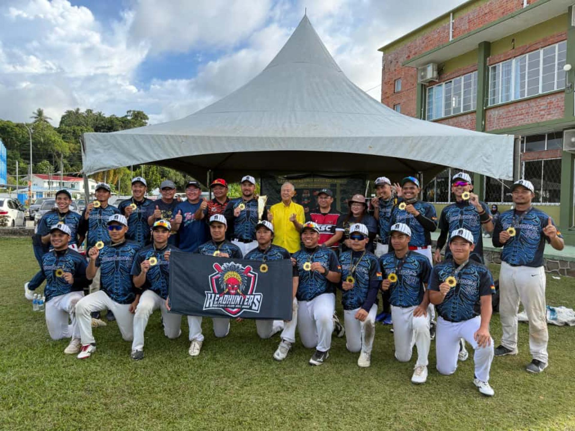 砂旅游部副部长拿督陈超耀（后排左八）颁发冠军奖后，与夺冠的HeadHunters队合影。