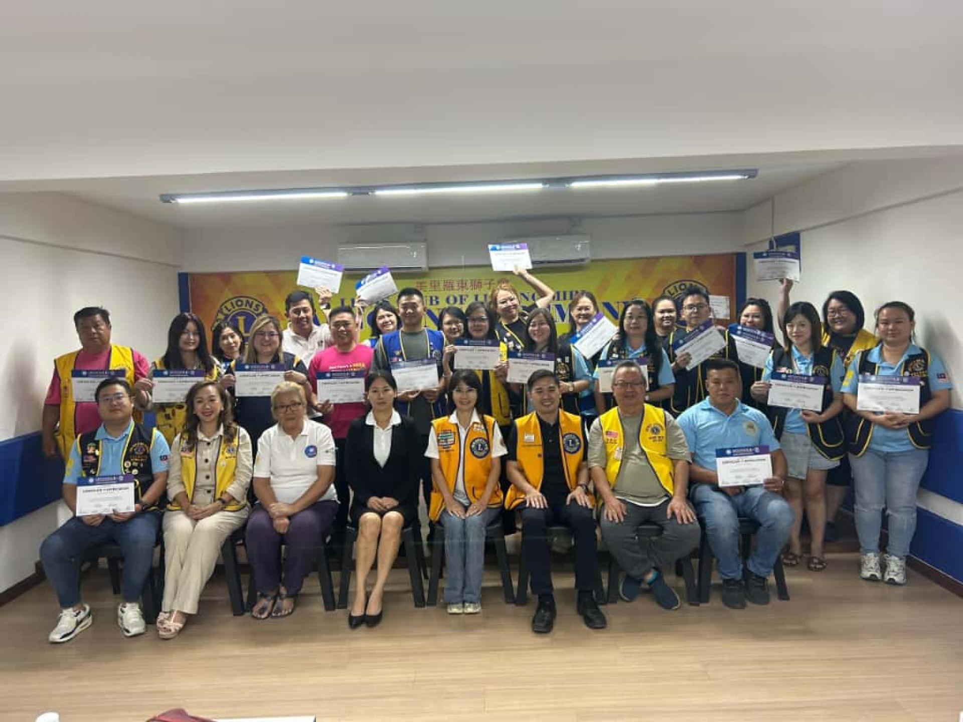 坐者左四起国际狮子会308区全球行动团队（GAT）区域主席兼前总监黄丽琪及国际狮子会308A2区总监李秀萍，与全体出席者合影。