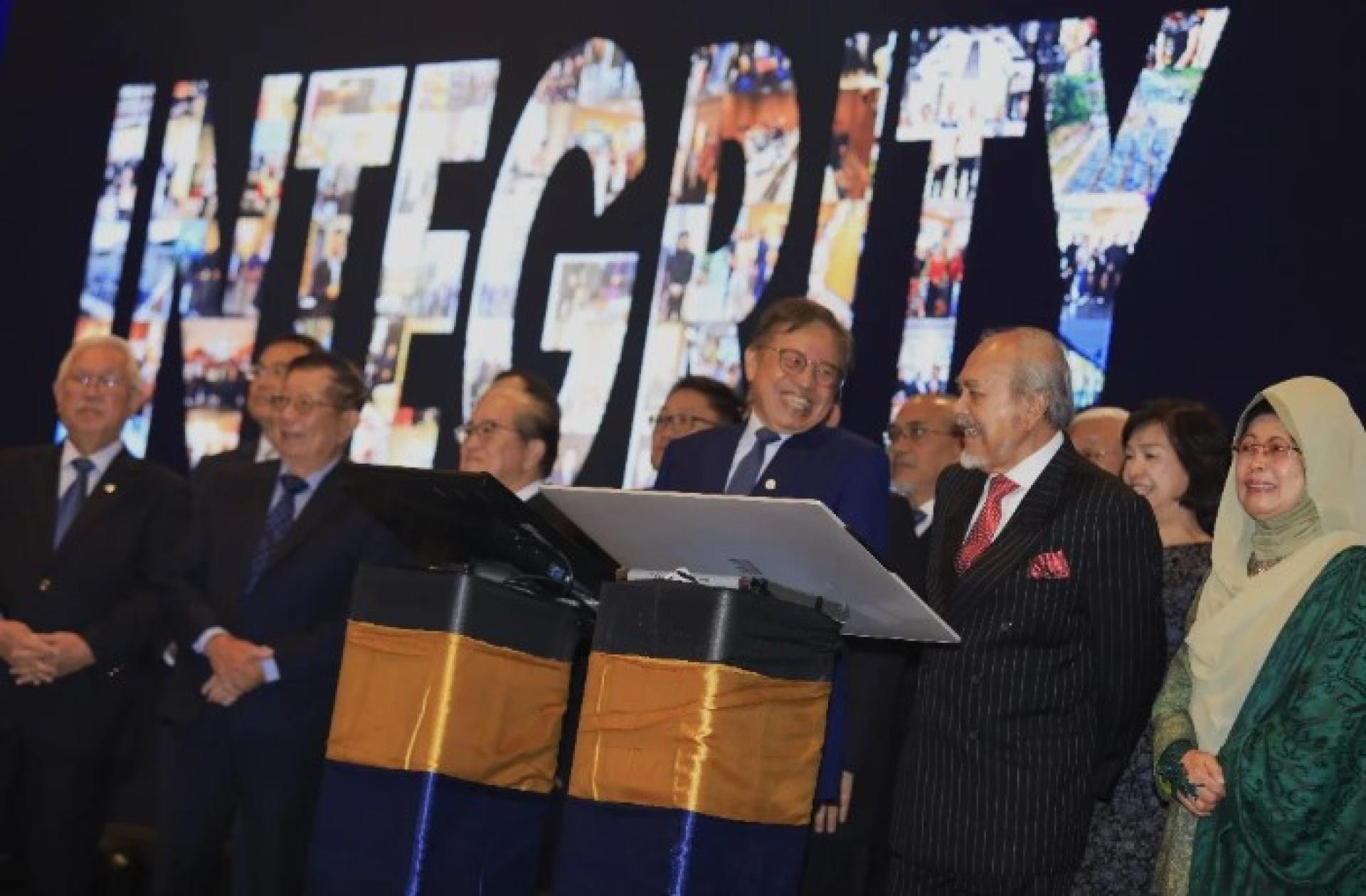 阿邦佐哈里与多名贵宾今日在古晋，为DBOS诚信日主持象征性推介仪式。