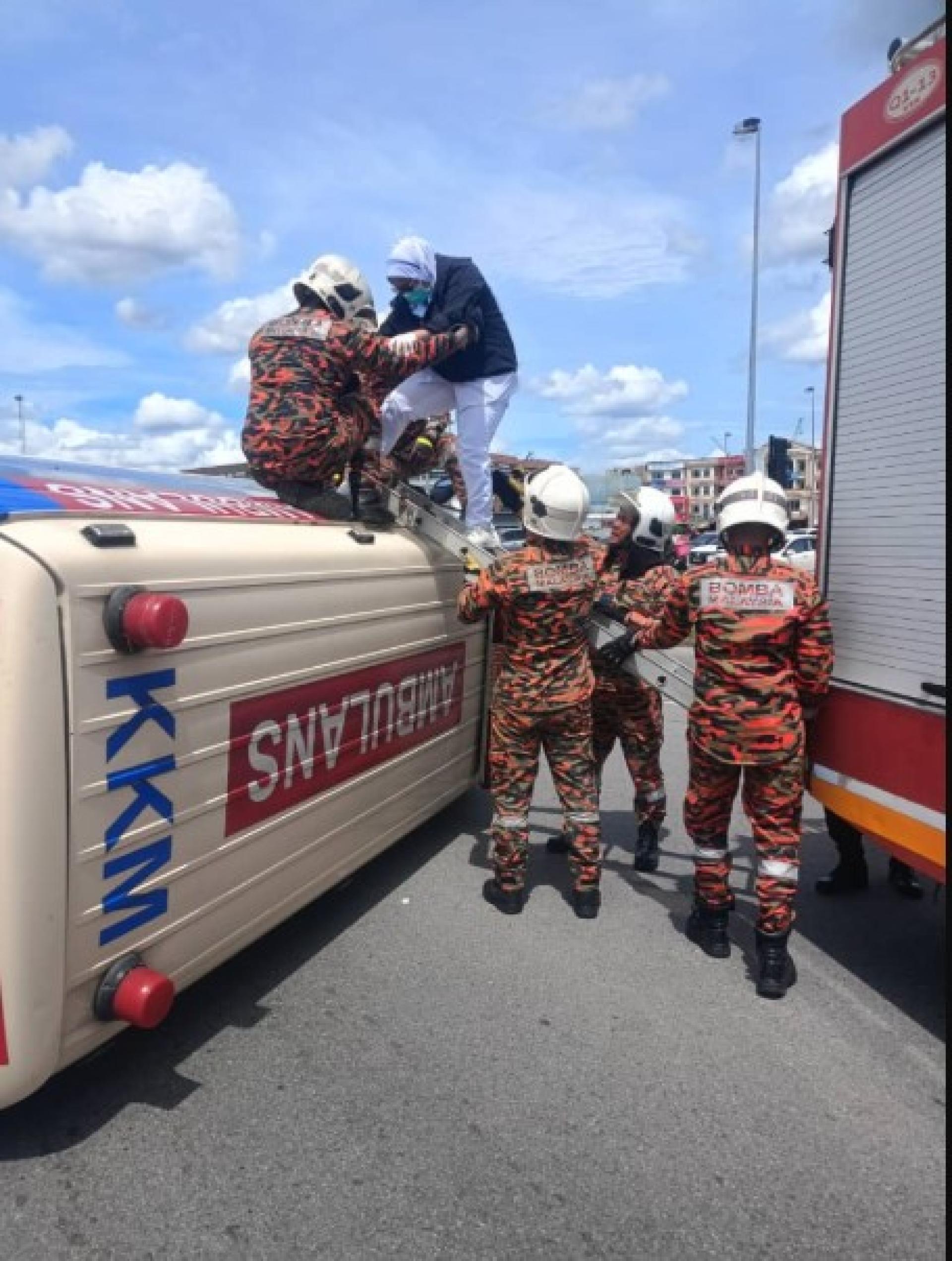 消拯队协助救出其中一名伤者。