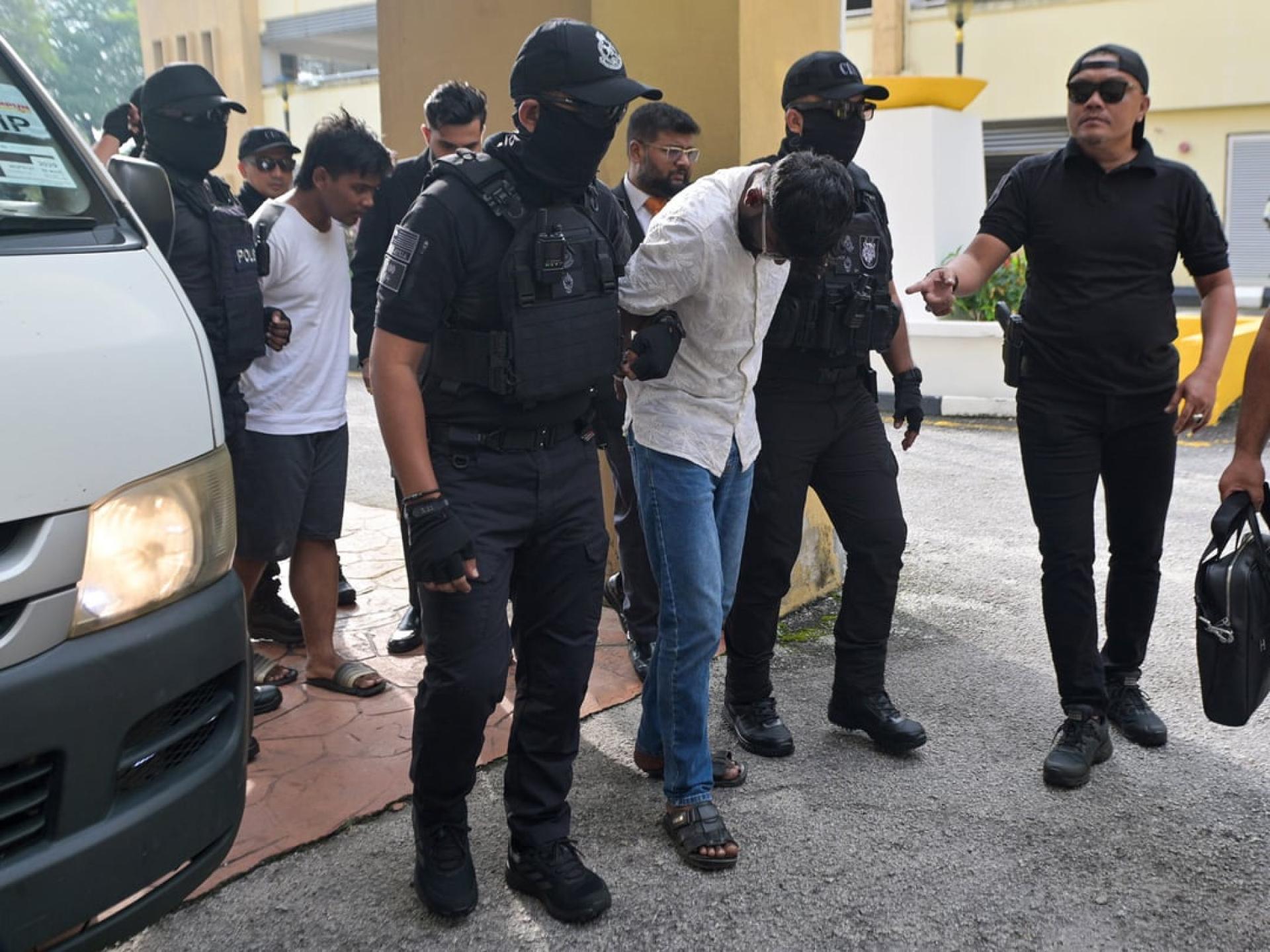 两名男嫌犯卡蒂克（右3）及哈里普拉桑特（左2）周一被带上推事庭控告谋杀一名女推销员。