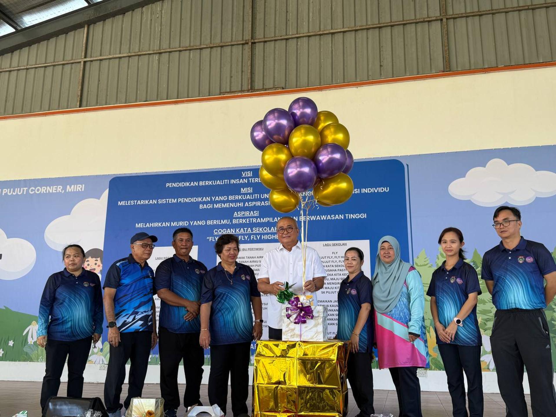 开幕主宾美里市市长兼埔奕区州议员俞小珊（左5）为美里埔奕湾国小家教协会主办的Zumbaton 筹款活动主持开幕礼。