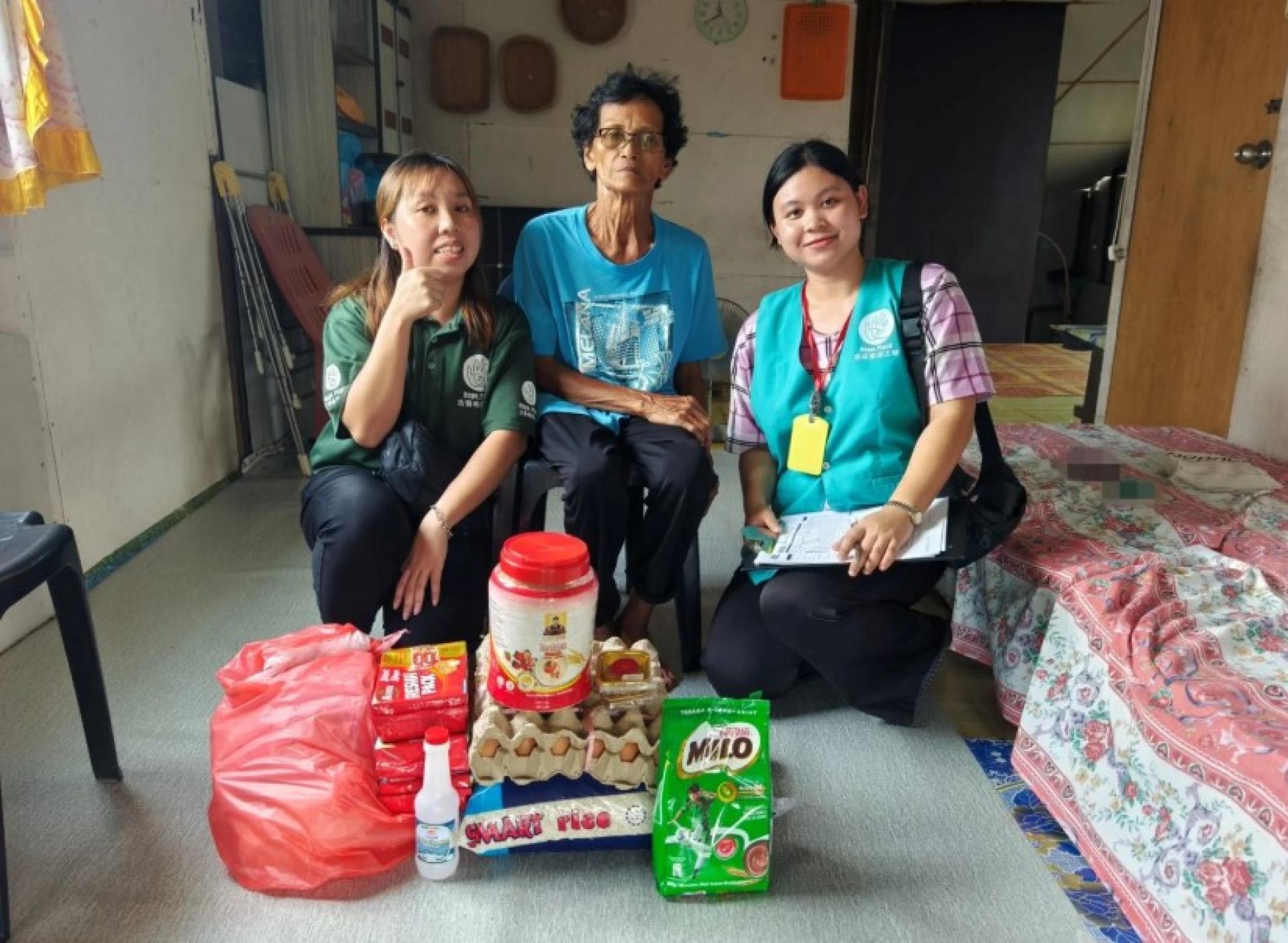 从左至右：希望之家成员Mary Vun与受惠者Lily Apok（中）。