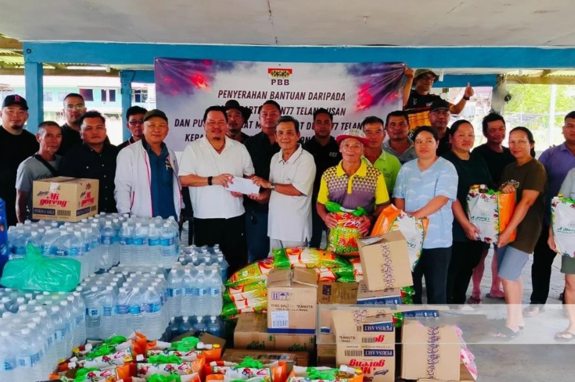 村代表（右）从土保党德浪乌山支部手中接领援助。