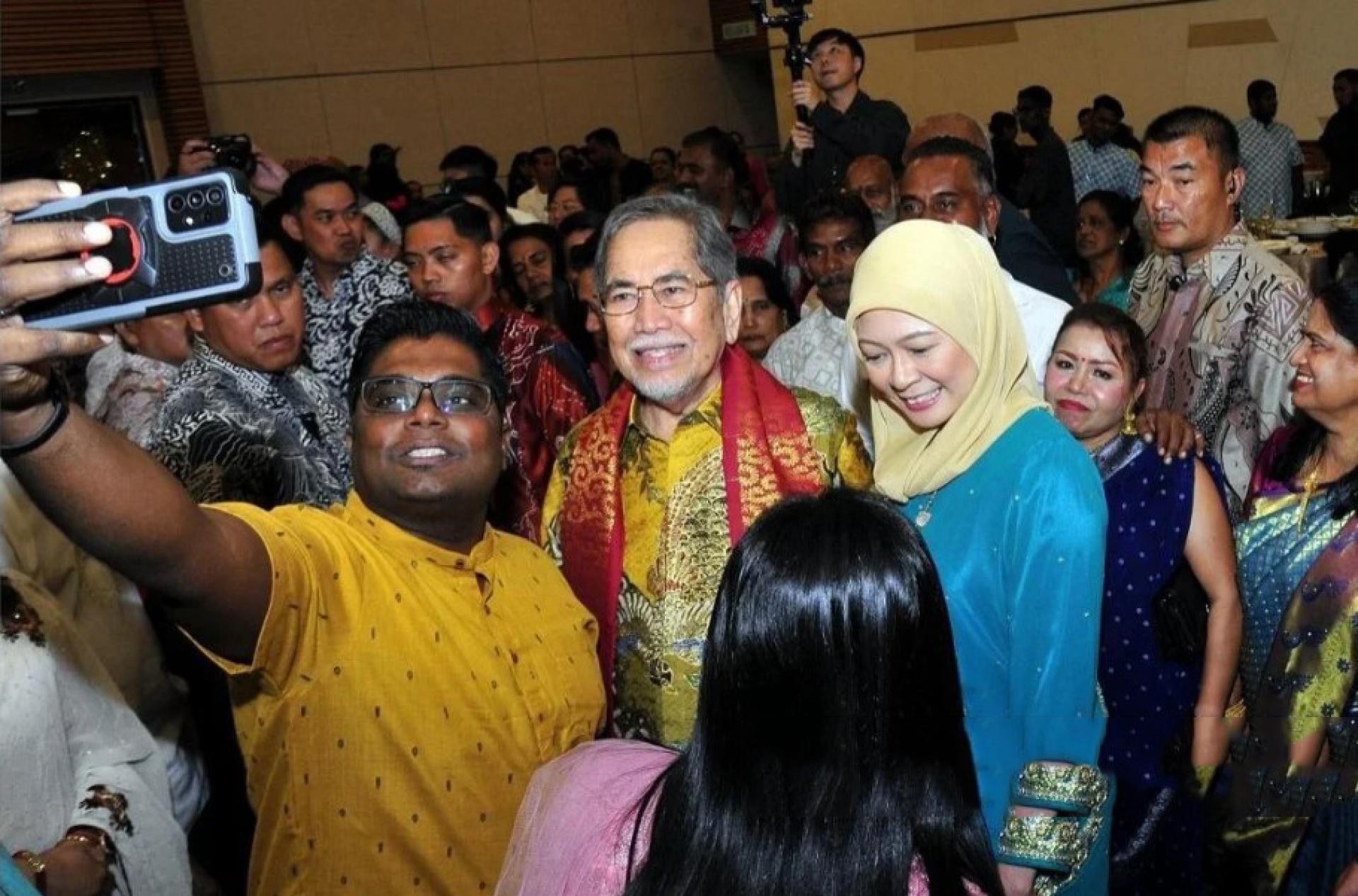 砂元首敦丕显斯里旺朱乃迪（中） 与夫人杜潘拿督巴丁宜法兹雅（右）在“Sarawak Shines: Diwali the Sarawak Way”州级屠妖节庆典上与来宾合影。