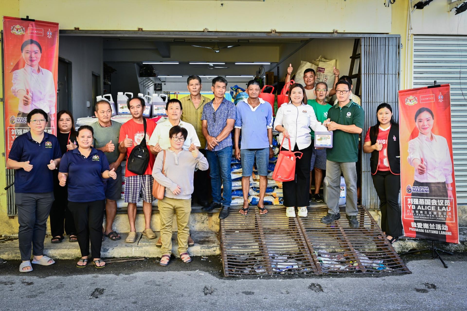 刘强燕服务中心于日前分发出2025年第一批次的“我爱南兰活动 昌明农业援助”，共有93位来自沙廉一带的蔬果农民受惠。