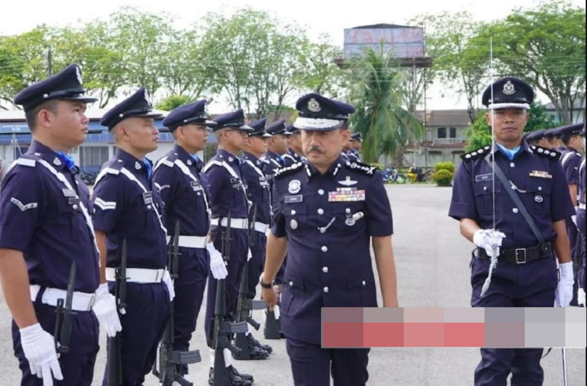 扎伊纳尔总监检阅仪仗队。