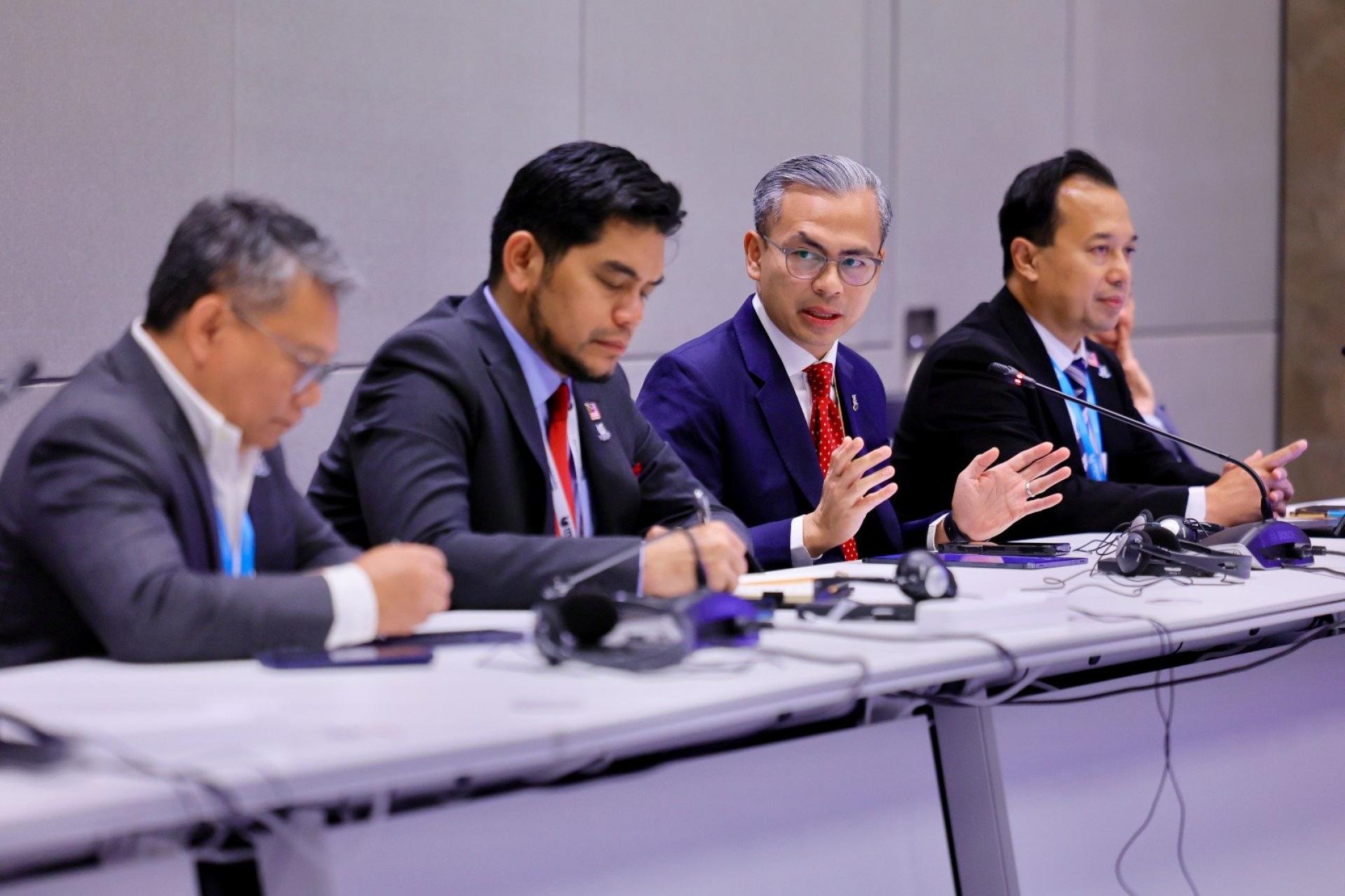 法米（右2）在2025年世界电信发展大会期间，与詹德拉瑟卡举行双边会议。