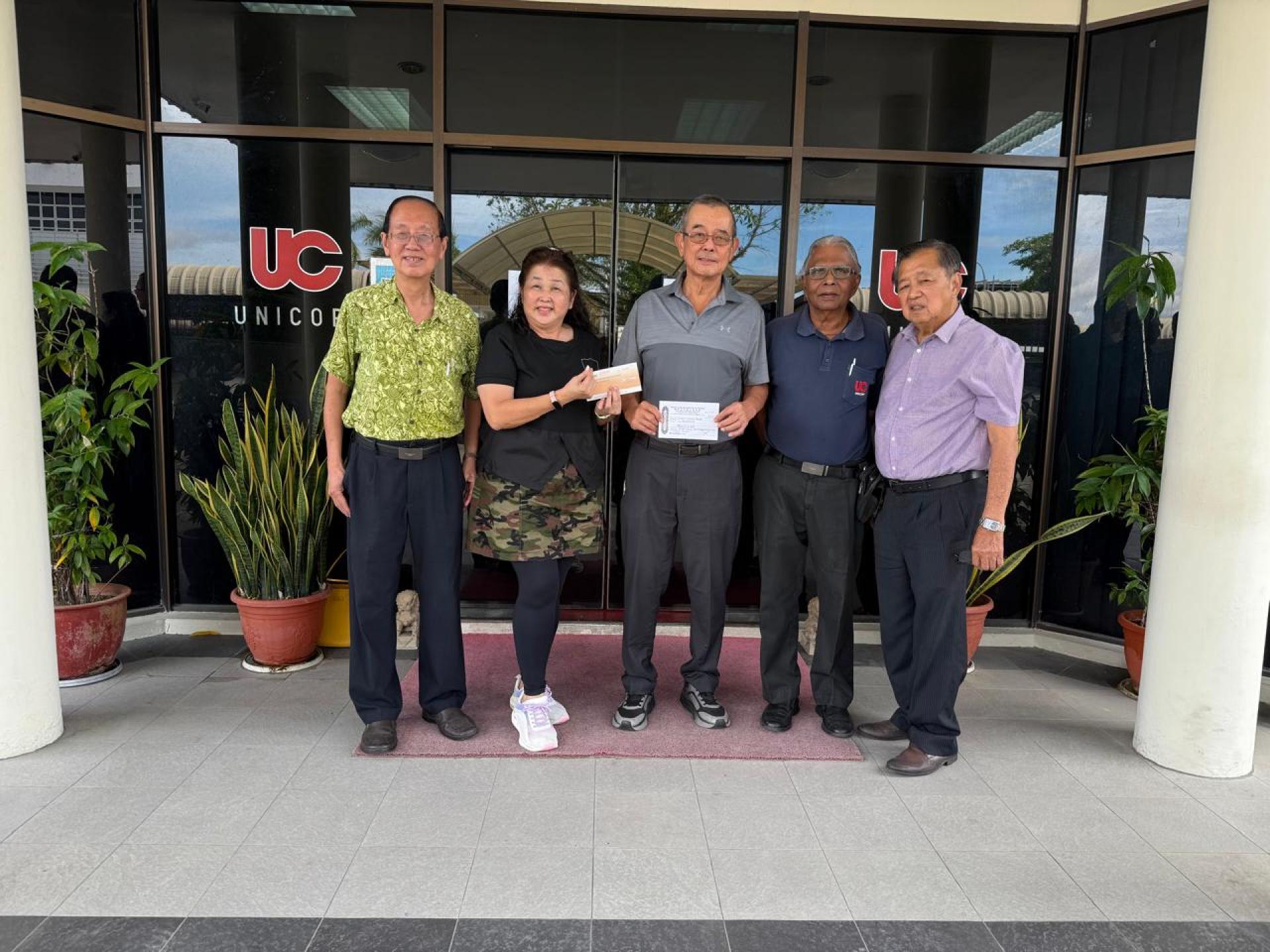 Unicorp东主（中）移交款项予汶莱华人慈善会理事沈秋香，右为该会理事Andrew