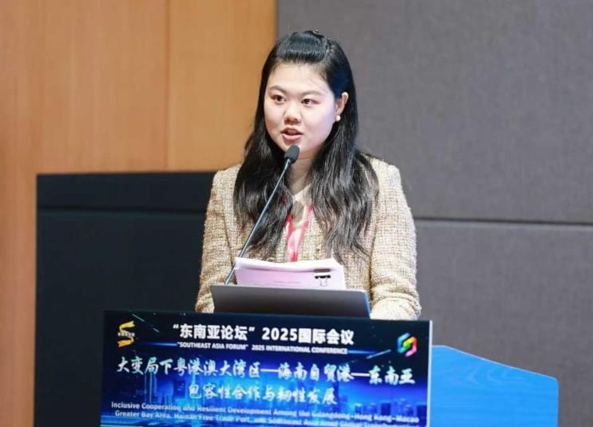 华南师大夏梦真博士在主论坛主持论坛的推展介绍