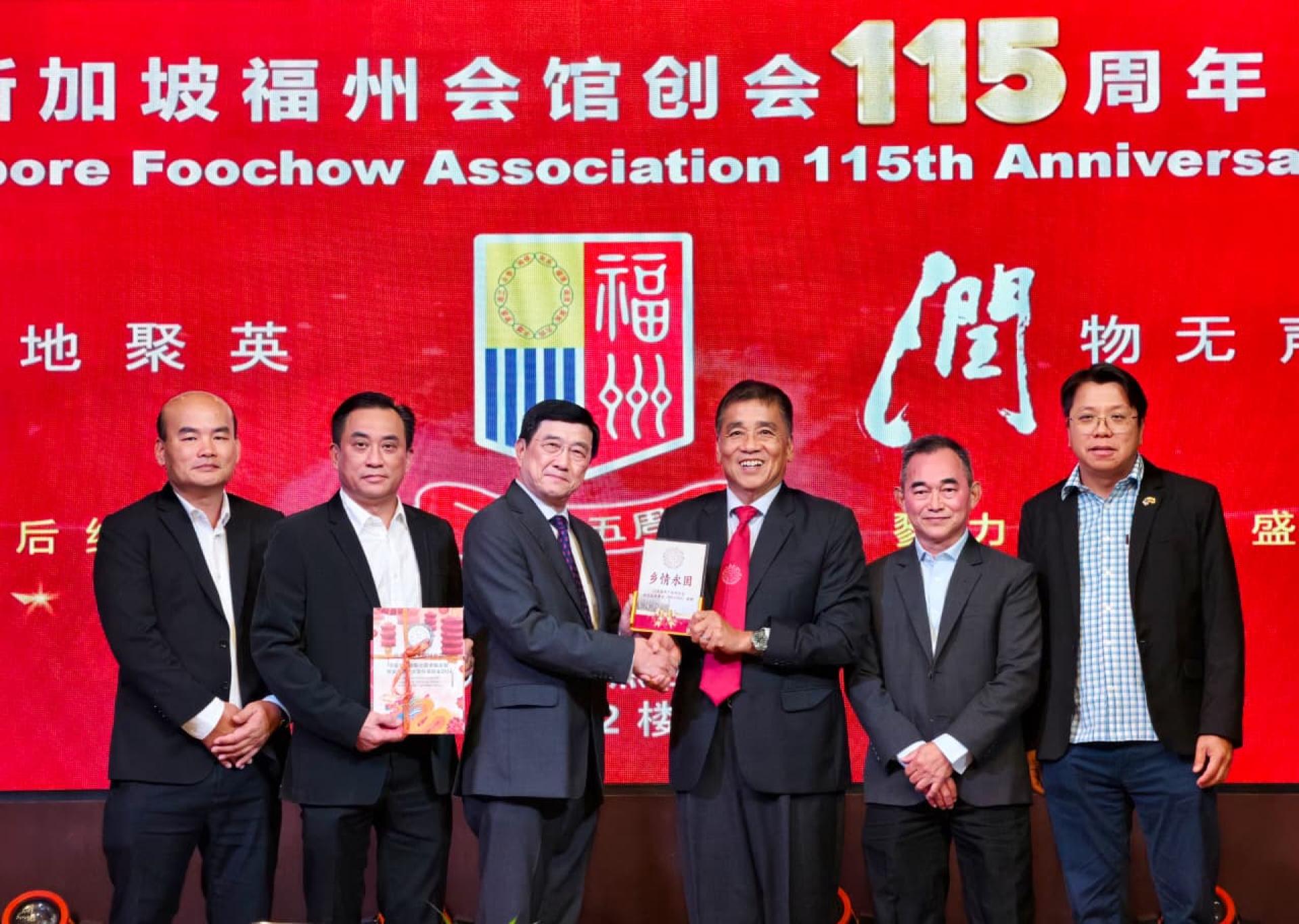 汶莱福州十邑同乡会会长刘世泉博士（右三）赠送纪念品予新加坡福州公会会长叶明杰（左三），左起为副会长黄能禄、执行会务顾问拿督张永平、秘书在刘坤彰、文教主任林彬礼。