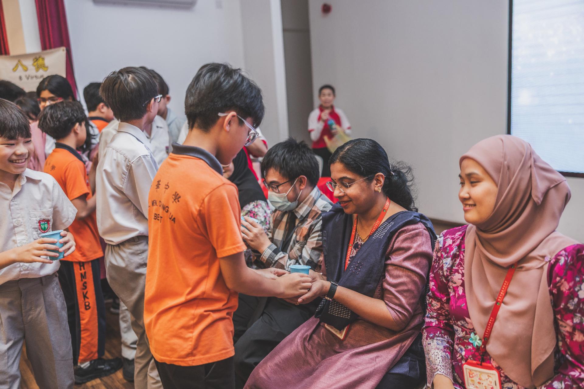 学生向老师敬茶