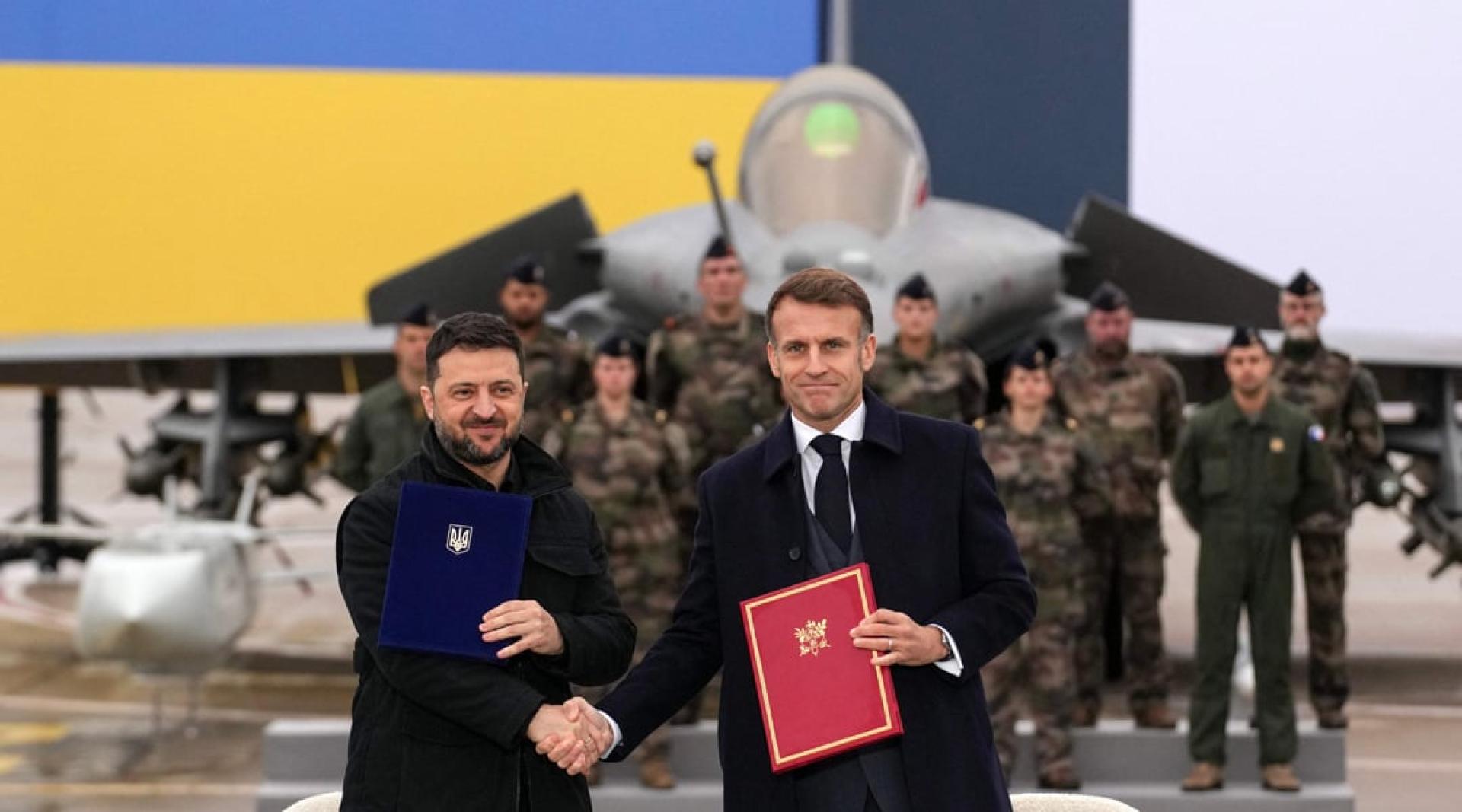 两国领导人较早前在巴黎附近的维拉库布莱空军基地签署军火购买意向书。