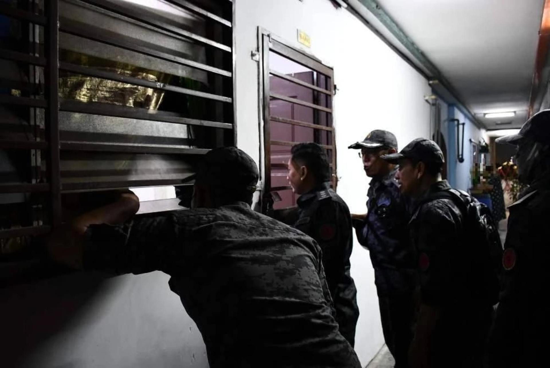 移民局官员对每个单位展开检查。