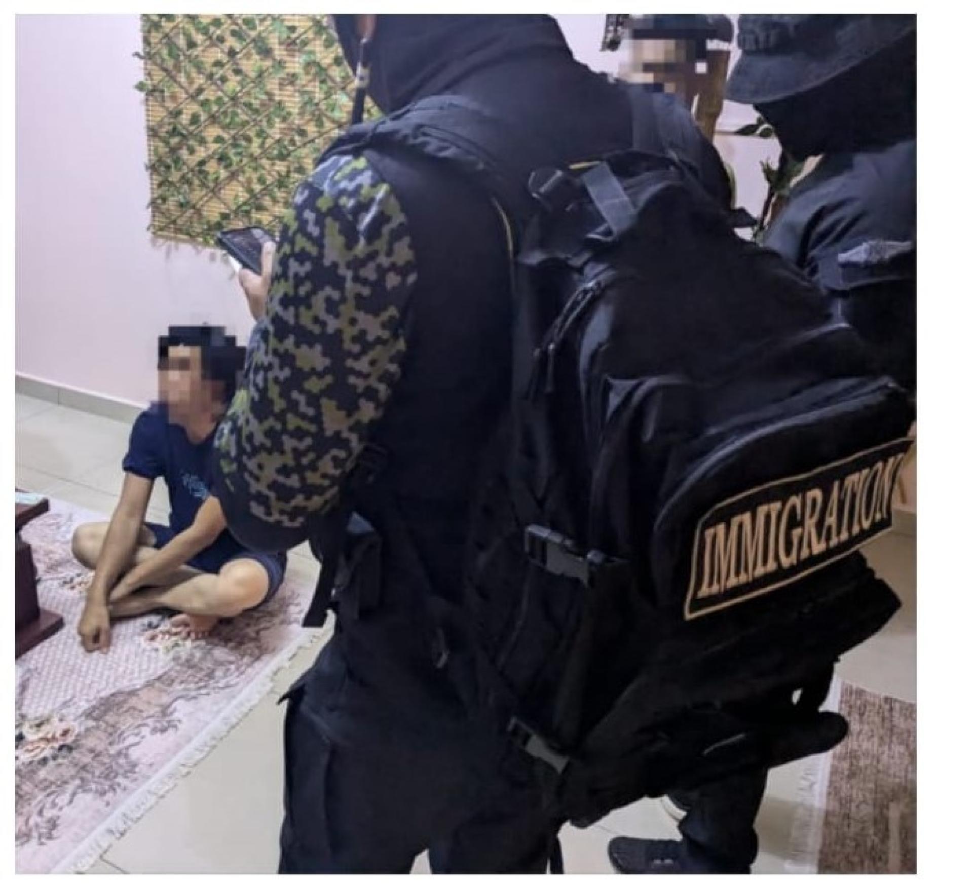 执法人员进行检查