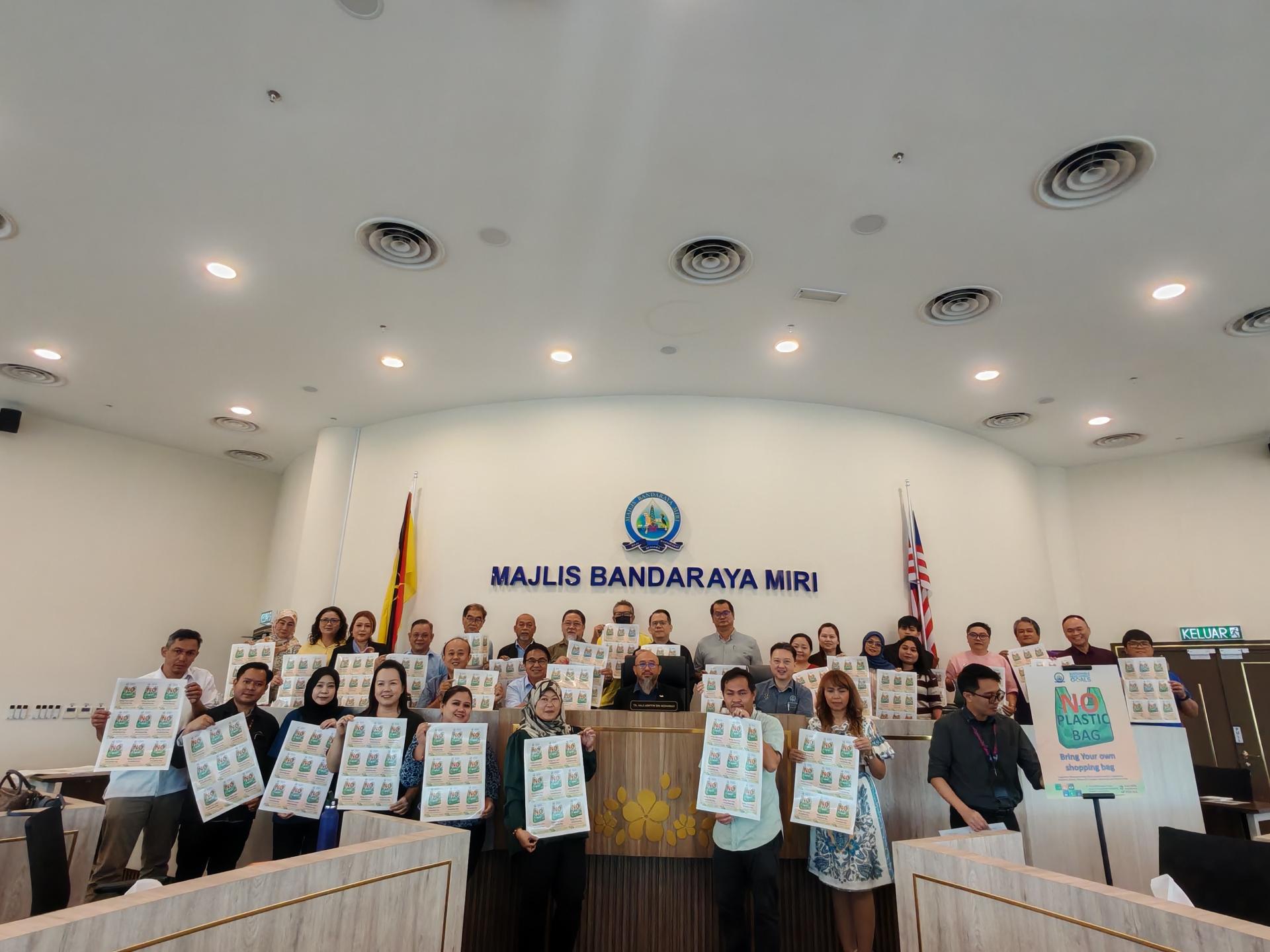 美里市政局将重启“拒绝一次性塑料袋”运动，并全面强化禁塑政策，以进一步推动城市环保行动。第二排中者为副市长阿里芬。
