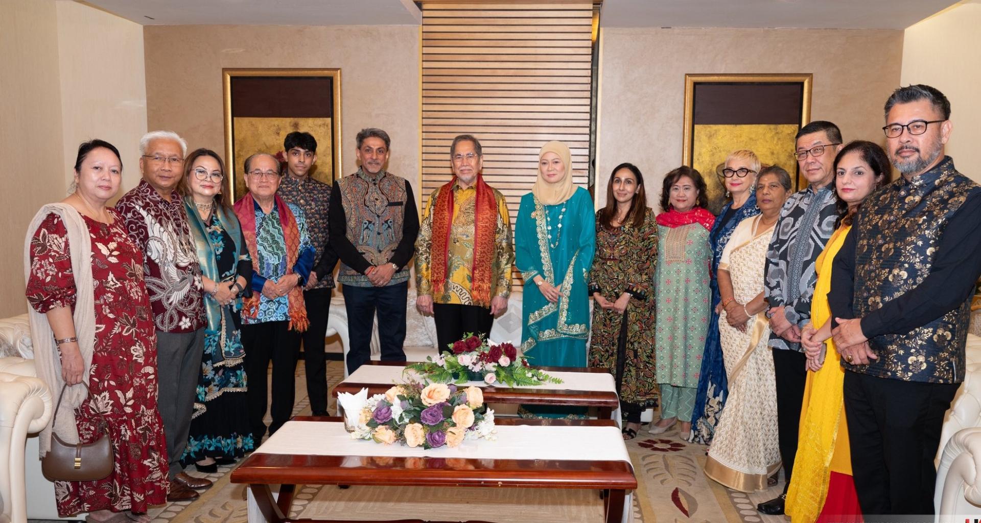 出席活动的砂元首敦丕显斯里旺朱乃迪伉俪（中）与在场其他嘉宾合影。