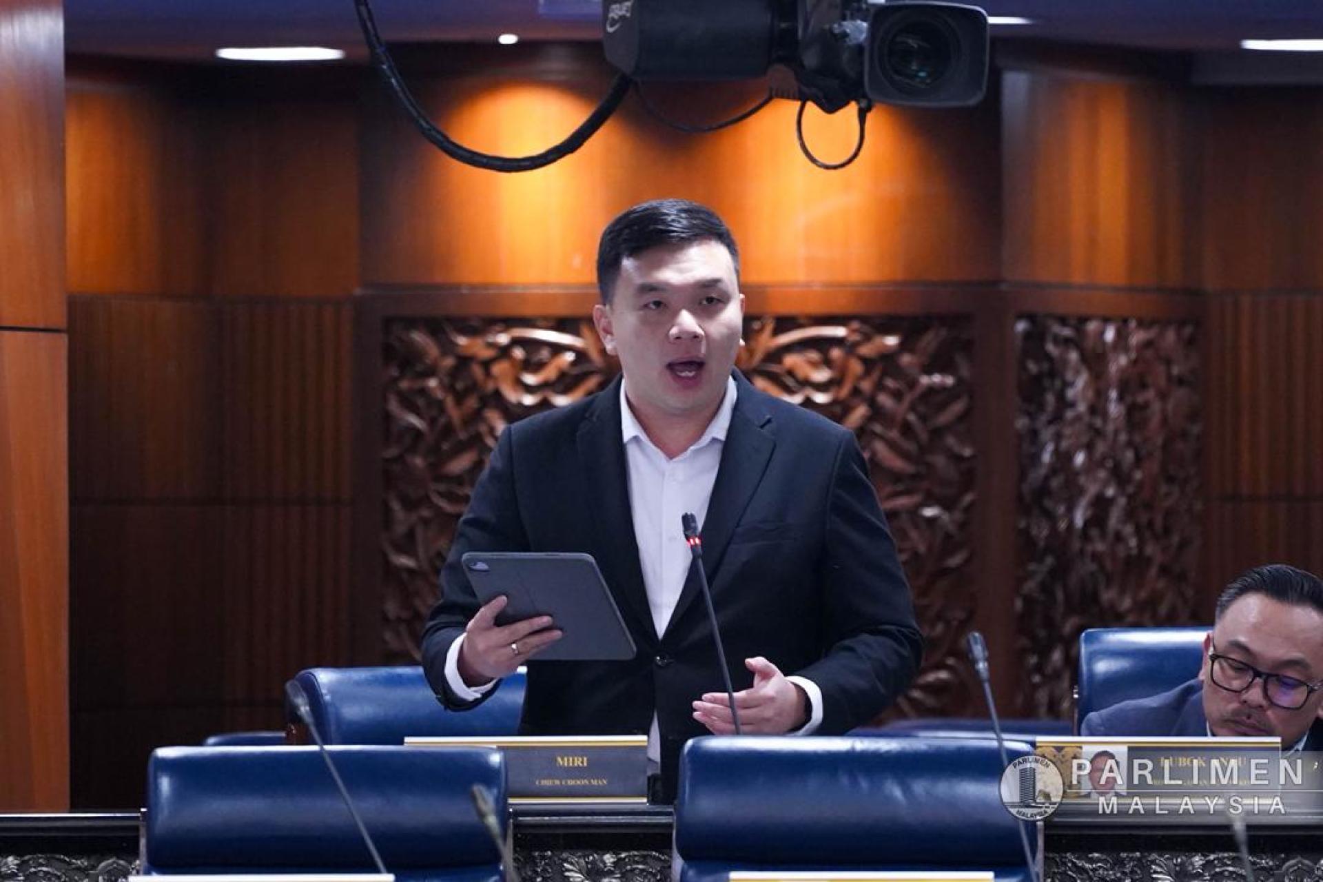 美里国会议员赵俊文今日在国会教育部预算案辩论中，呼吁政府大刀阔斧改革中六体系，缩短升学周期，确保来自贫困家庭的学生不会因时间与经济压力而被拒于大学门外。