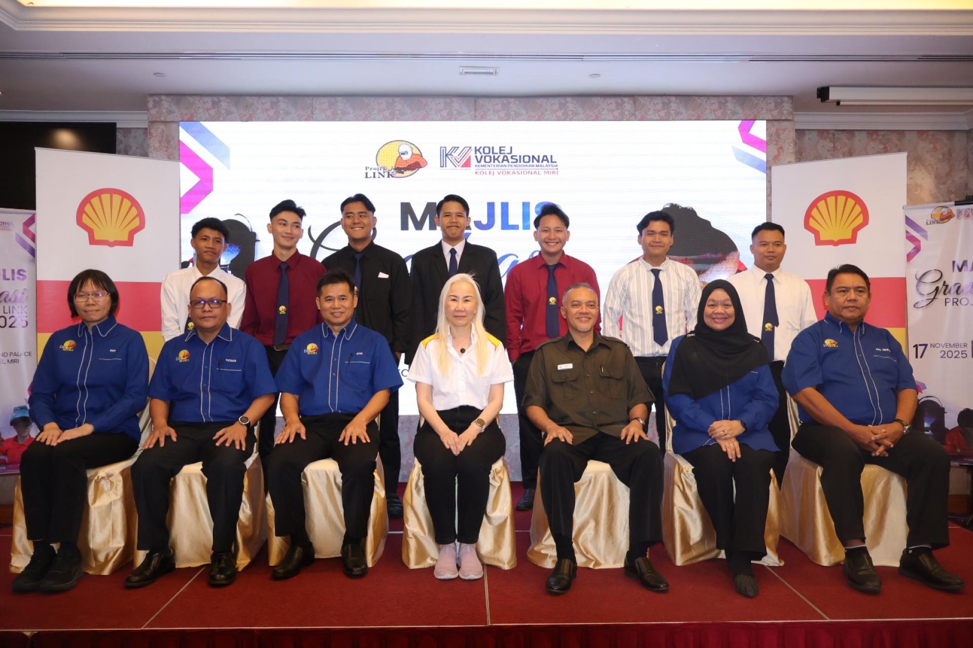 庄燕丽（中间就座者）与美里职业学院的毕业生和成员合影。