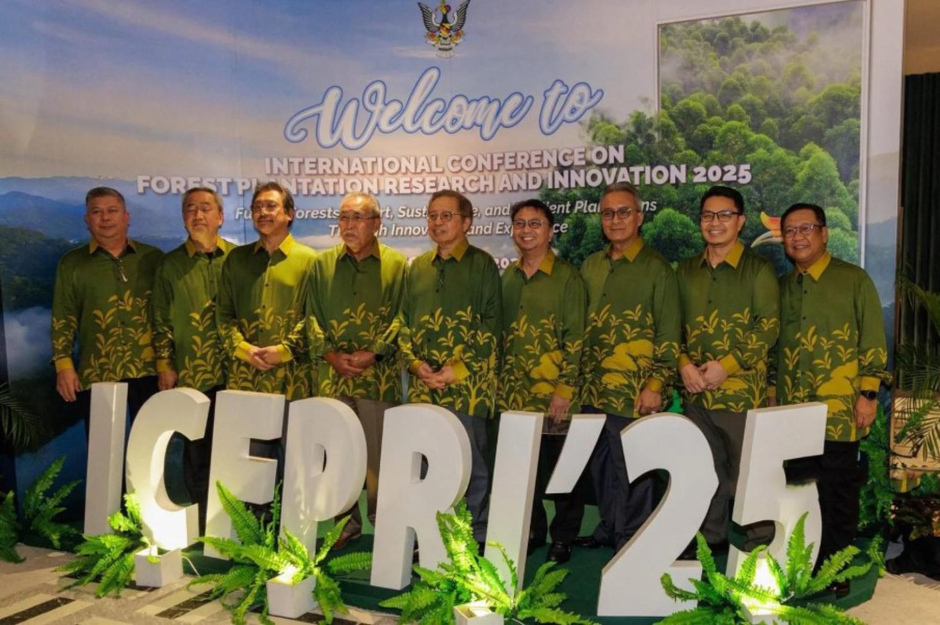 阿邦佐哈里（Abang Johari，左5）出席“2025工业森林种植研究与创新国际会议”（ICFPRI 2025）开幕礼，与嘉宾合影。