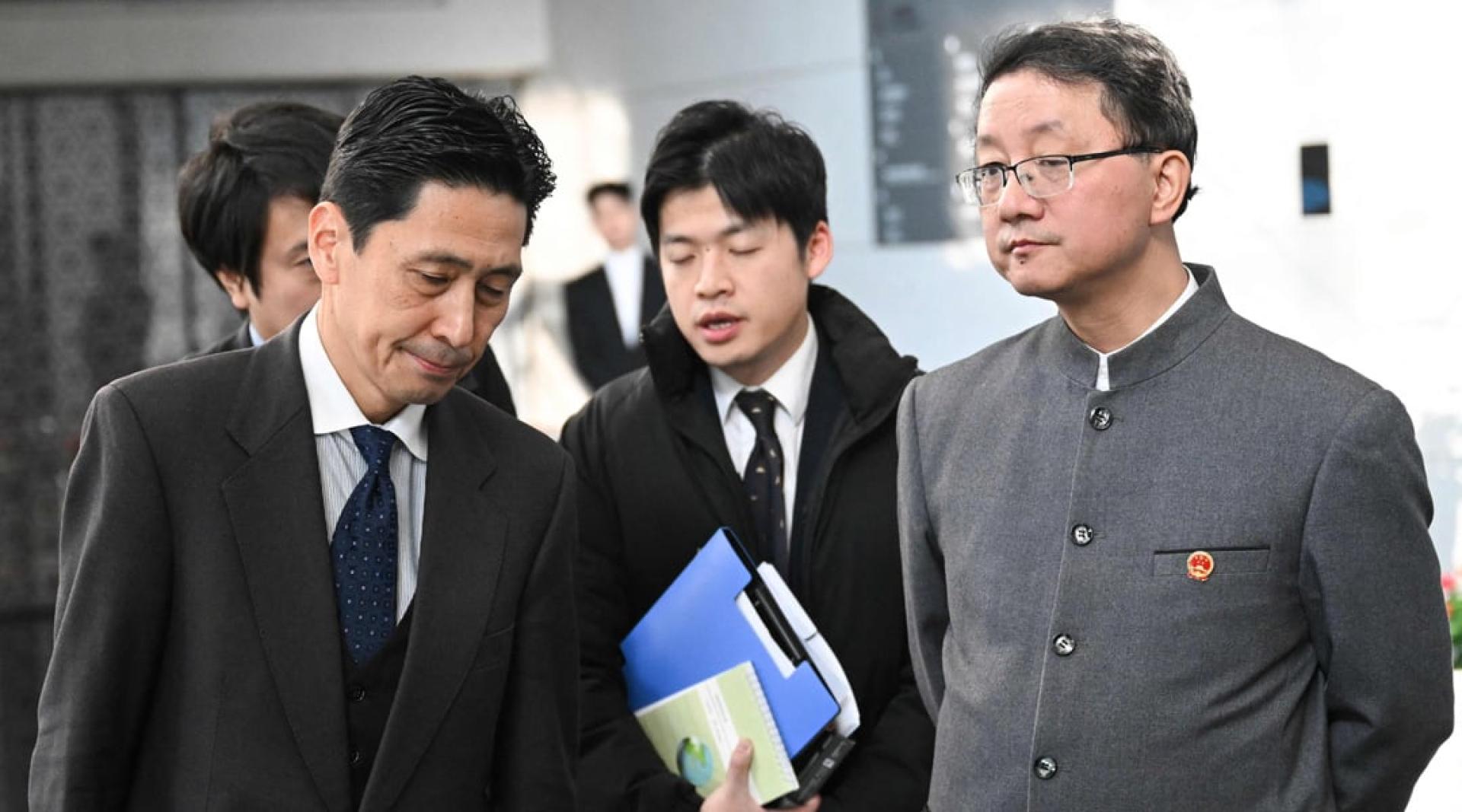 日本外交部亚洲大洋洲局局长金井正彰（左）与中国外交部亚洲司司长刘劲松（右）会谈后离开。