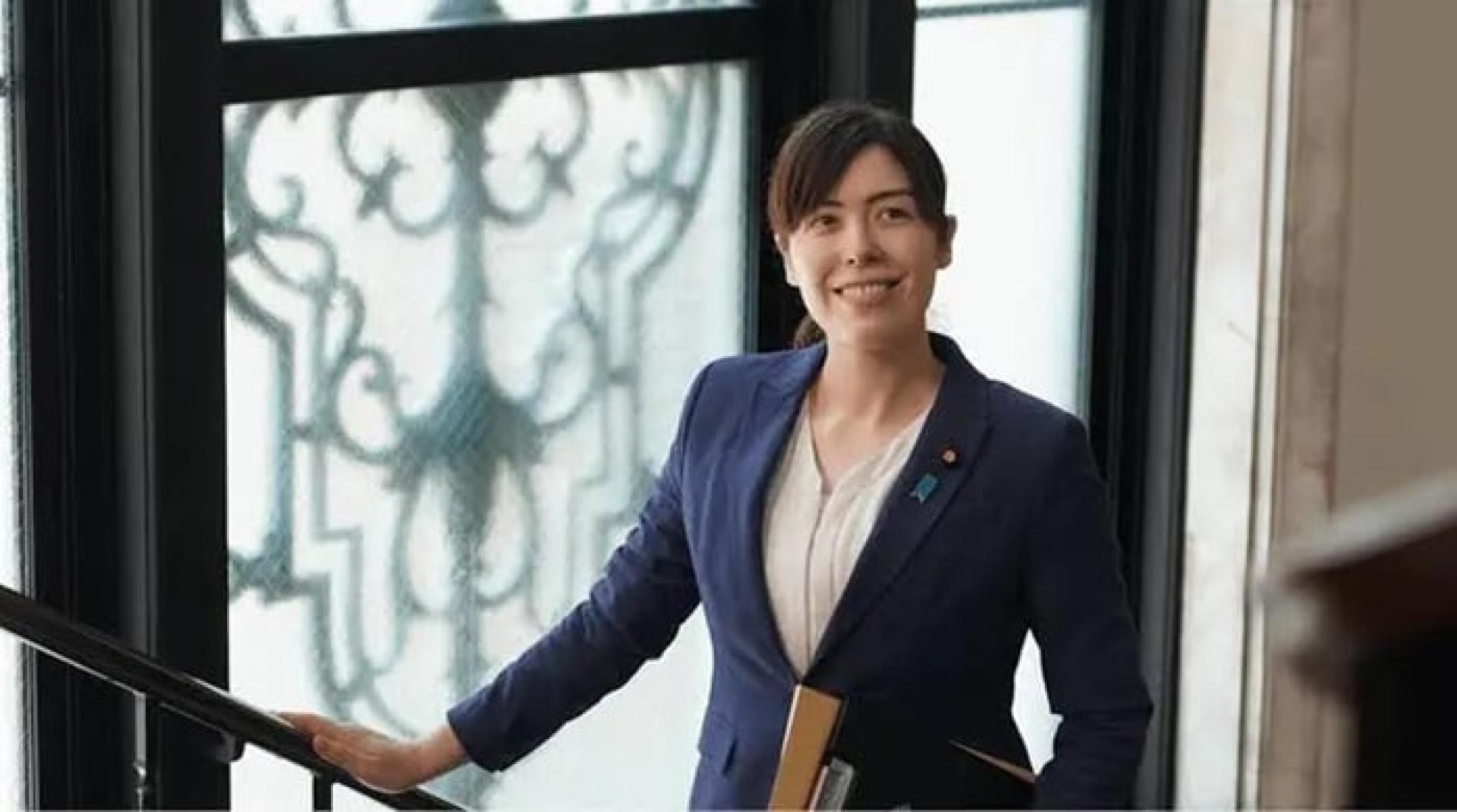 10月才上任经济安全保障担当大臣的小野田纪美是美日混血，1982年出生于美国伊利诺伊州，1岁起定居日本。