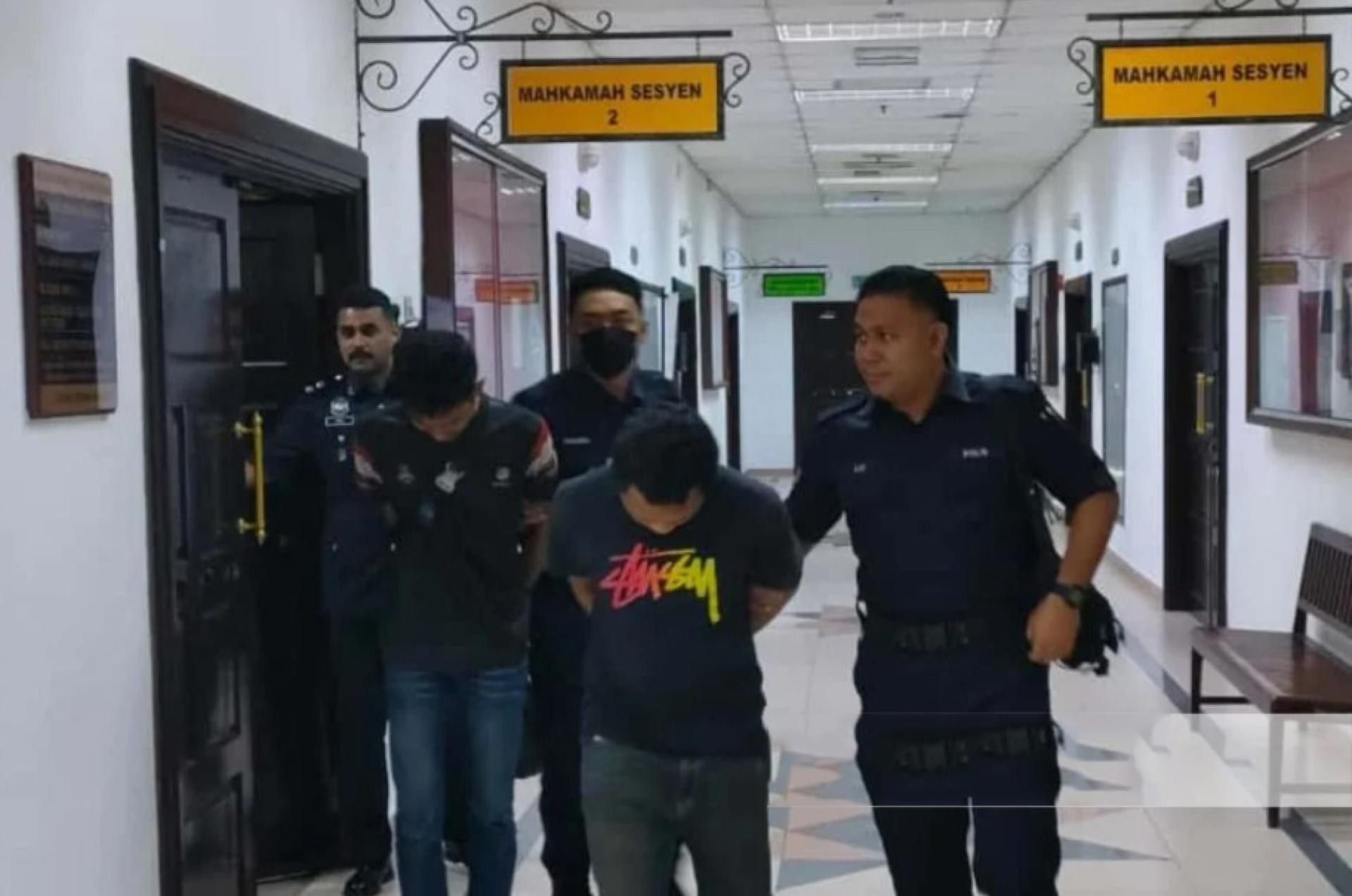 被告（右2）在狱警押送下离开联邦法院。