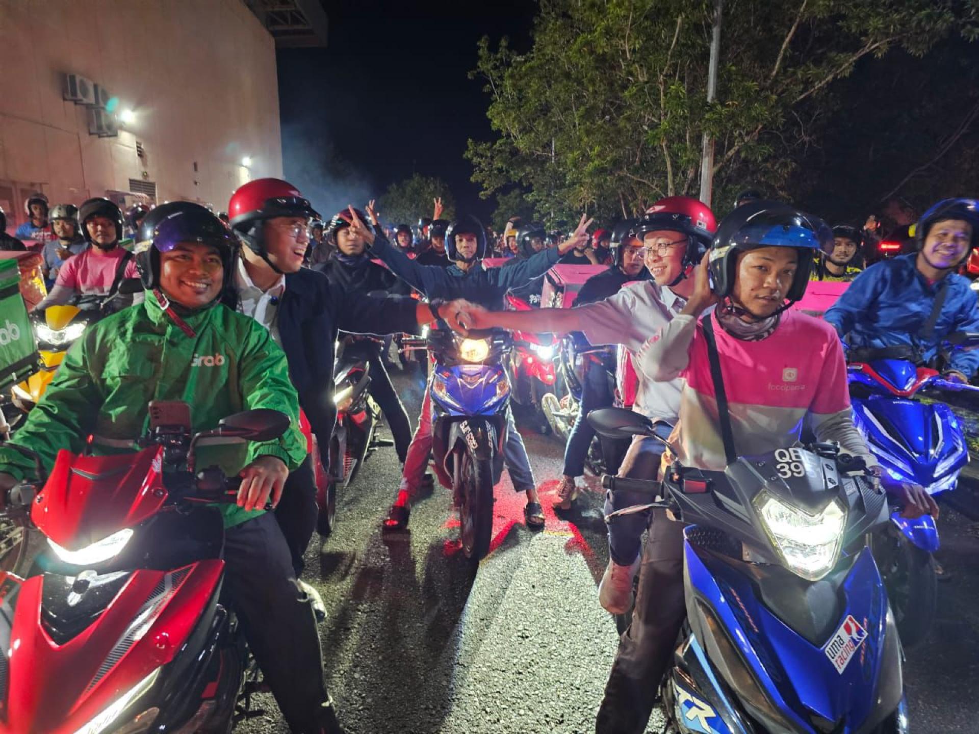 沈志強（左2）及陈泓缣（右2）一同在丹绒亚路会见1000名零工，以了解他们真实的生活处境。