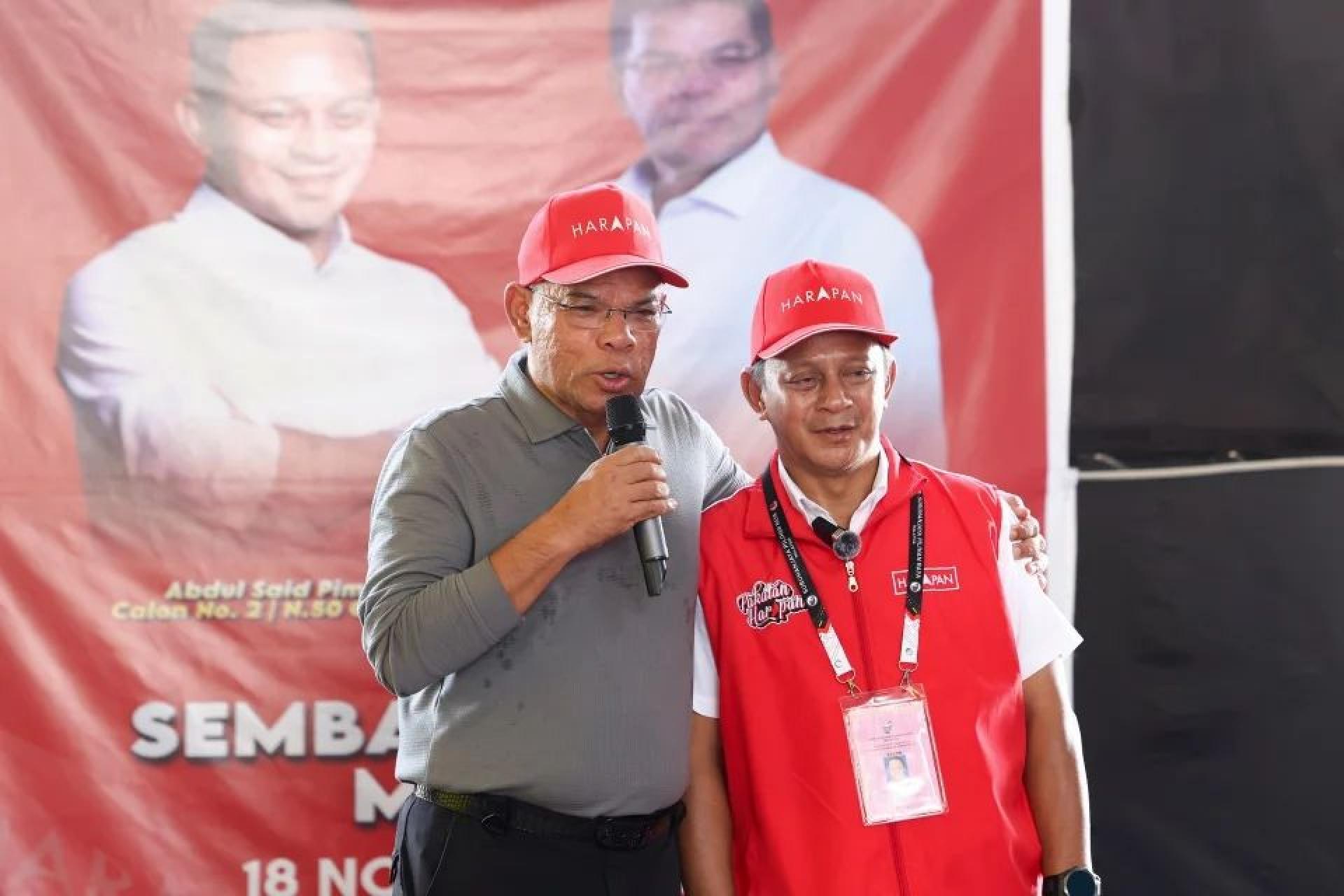 赛夫丁陪同希盟贡贡州席候选人阿都赛益拜票。