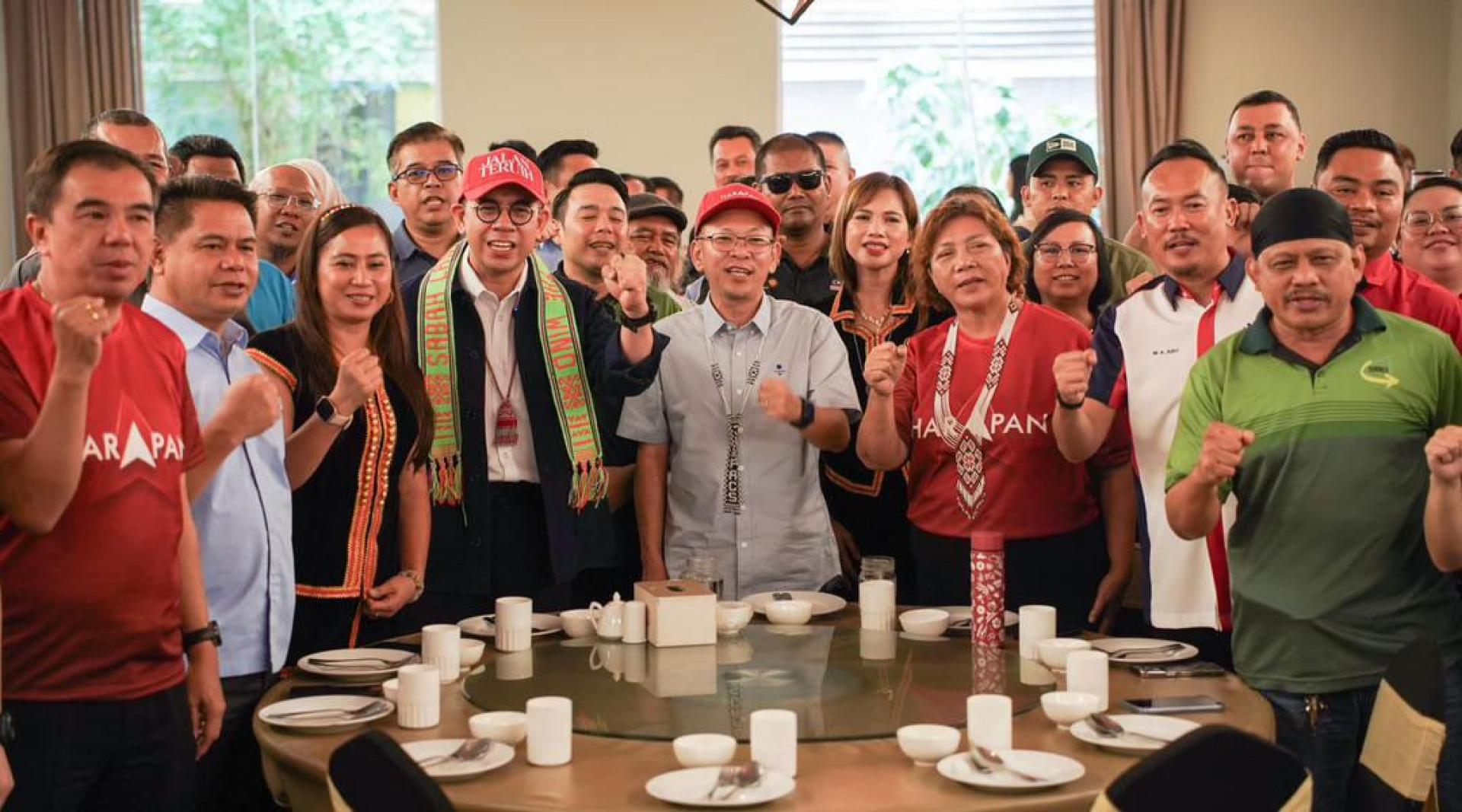 沈志強（前排左4）与来自沙巴超过20个职工会约100 工会领袖进行交流。（前排左5起）陈泓缣及珍妮拉欣邦。