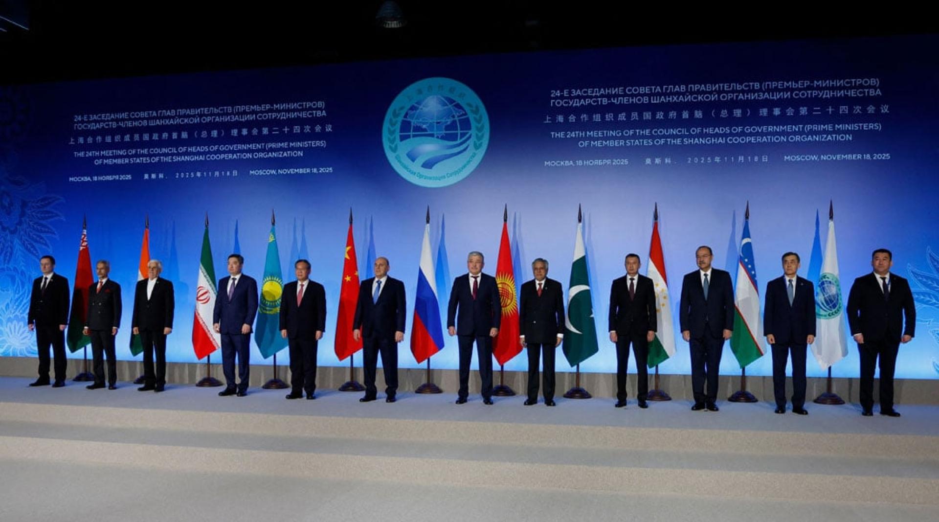 上合组织成员国政府首脑理事会会议的与会者18日在莫斯科合影。