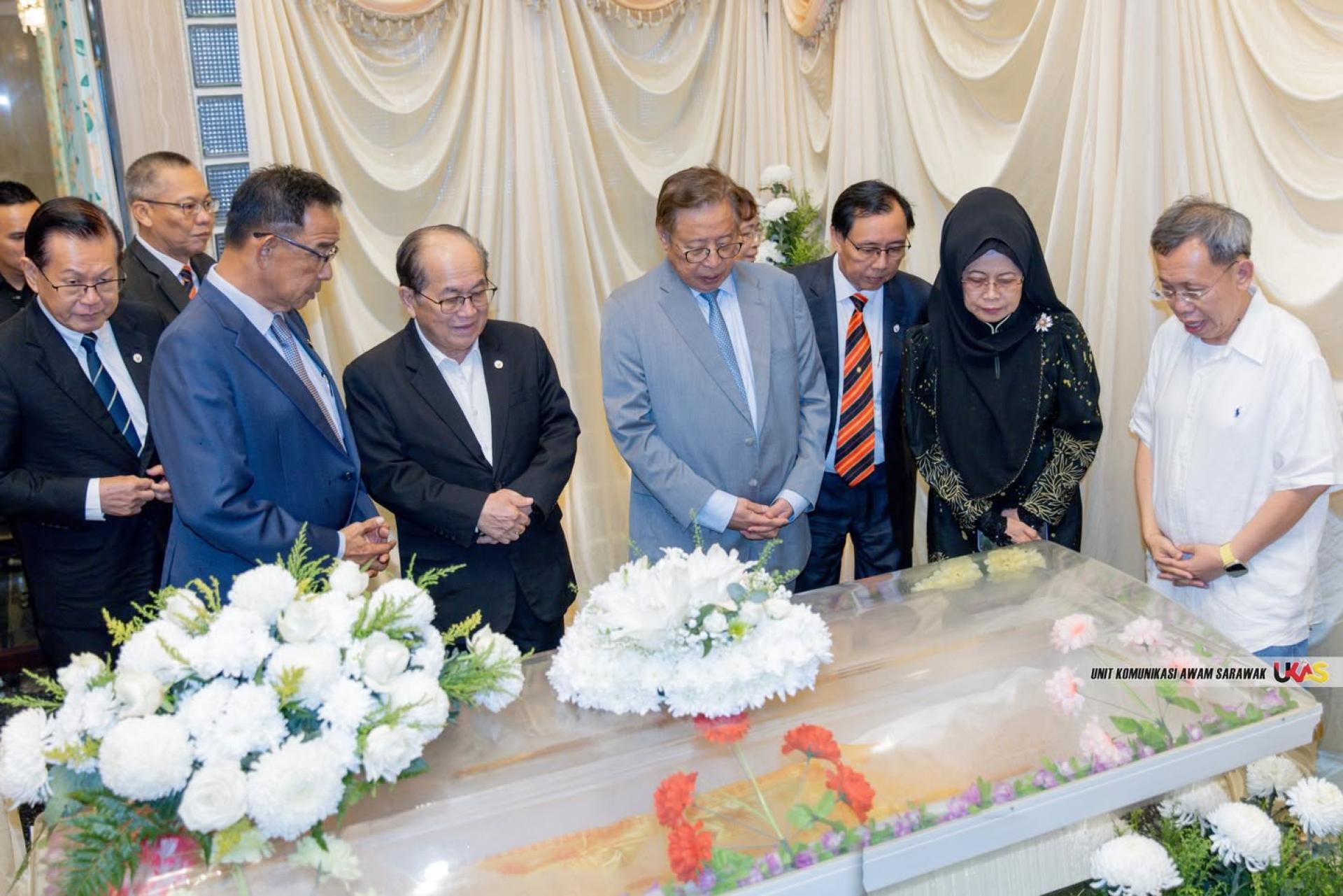 在沈桂贤（右1）的陪同下，总理阿邦佐哈里（左4）与内阁成员瞻仰潘斯里林素卿遗容。左起包括李景胜、阿都卡林、道格拉斯、史蒂芬伦迪和陈赛明。