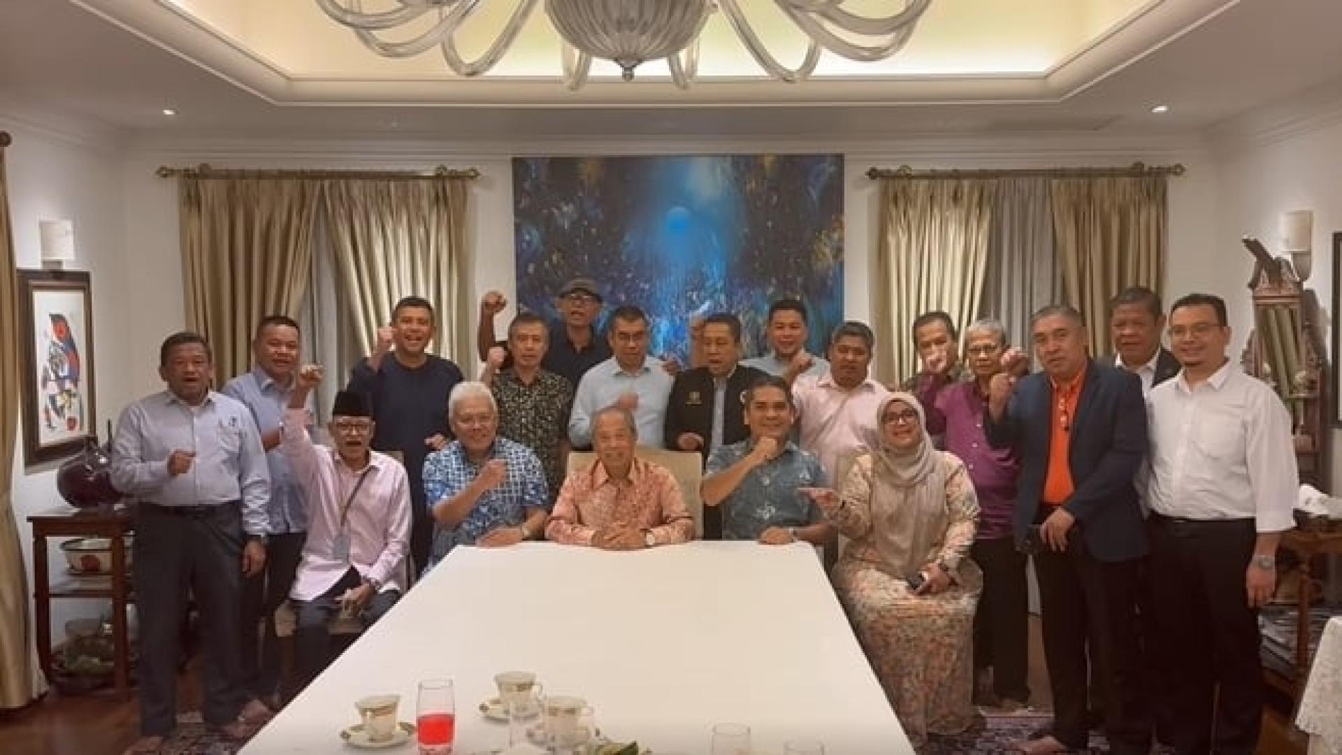 韩沙（坐者左2），拉兹吉丁（右2）与玛丝艾米雅蒂（右1）与出席的土团党议员表态支持慕尤丁（中）的领导。