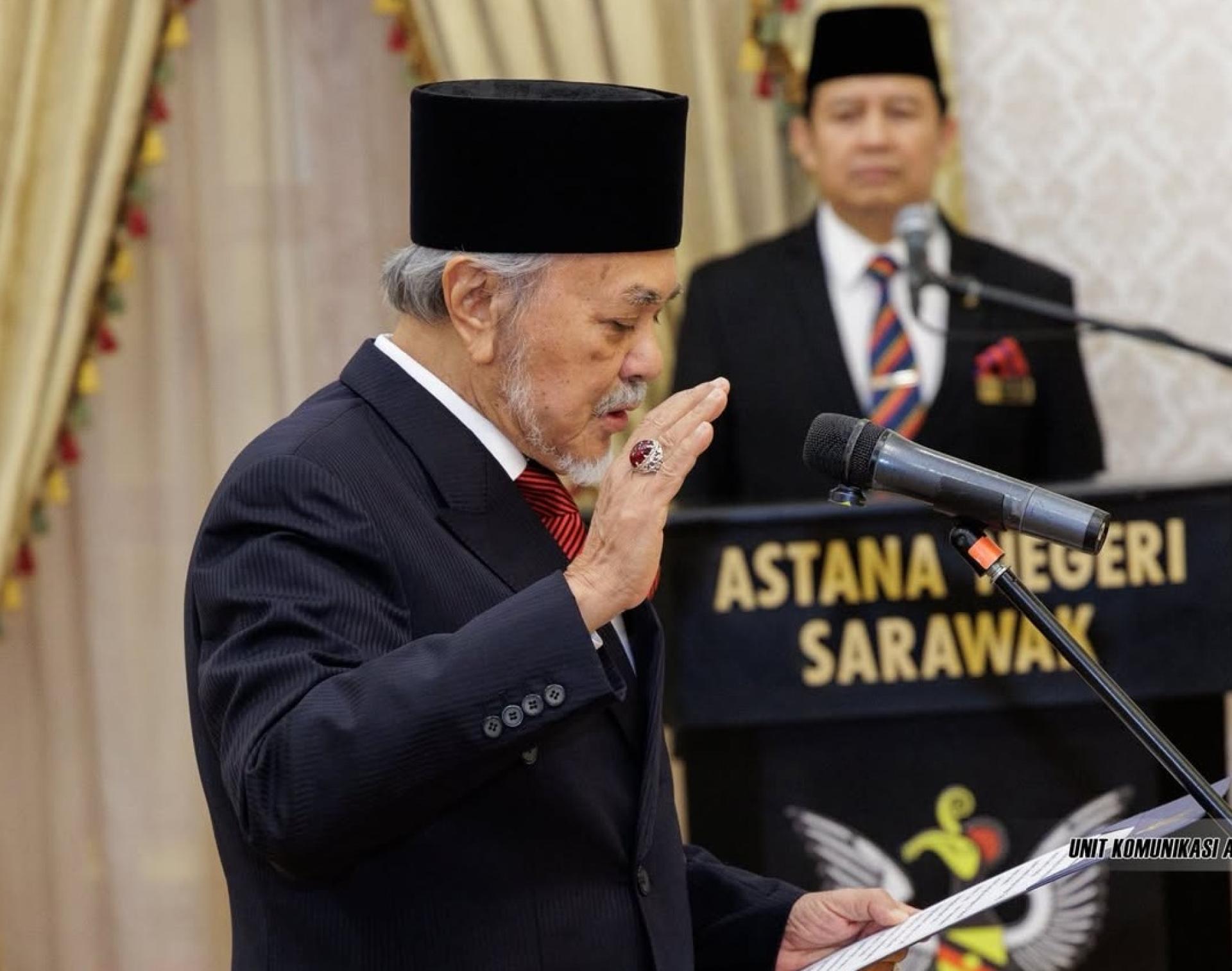 丹斯里拿督阿玛阿斯菲亚宣誓连任砂议会议长。