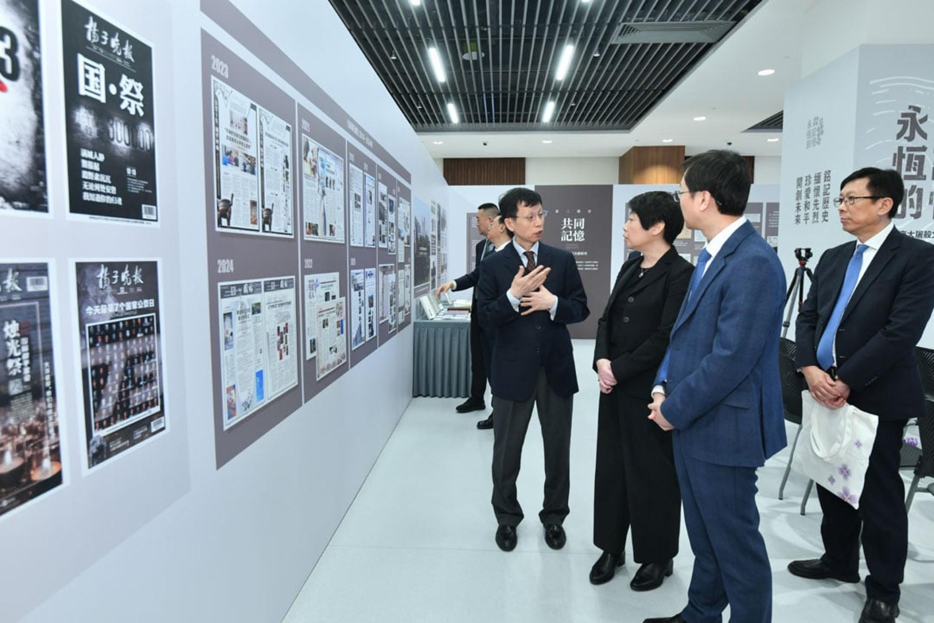 出席嘉宾在“永恒的记忆”南京大屠杀文献展上参观。（图：新华社）