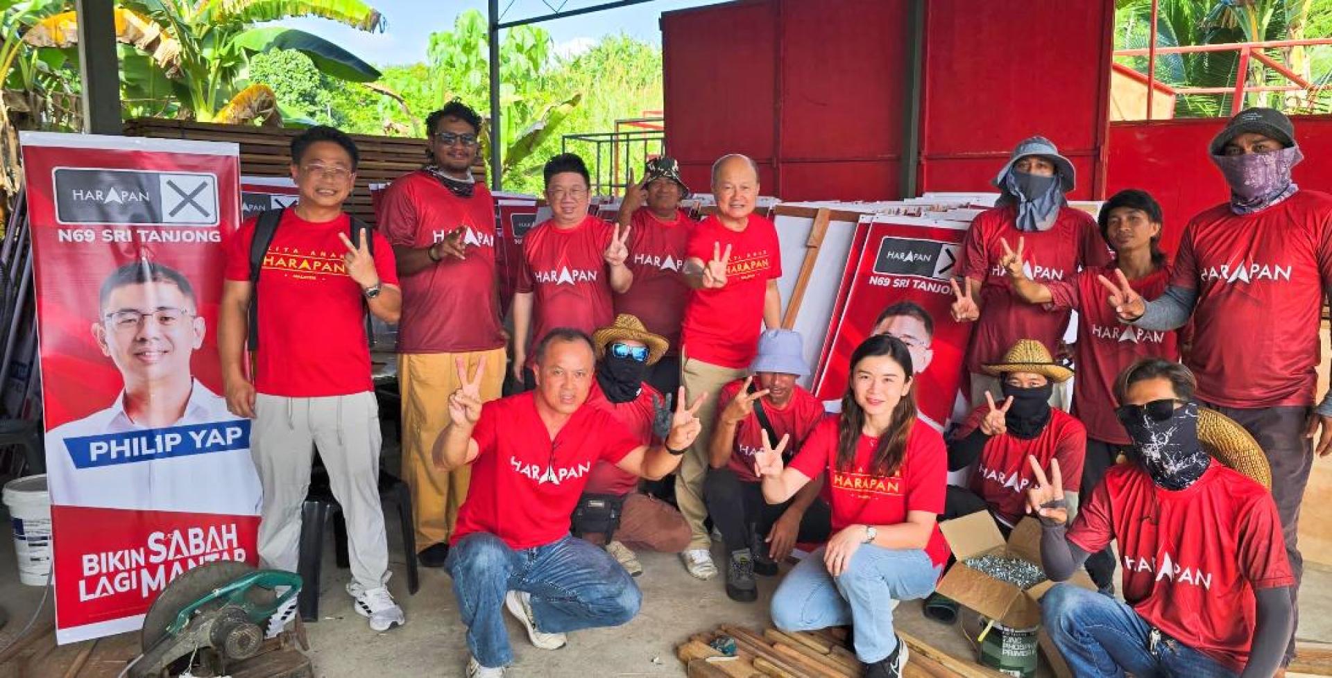 周锦欢（后排左3）在沙巴为希盟候选人助选，左5是九洞州议员谢保恒。